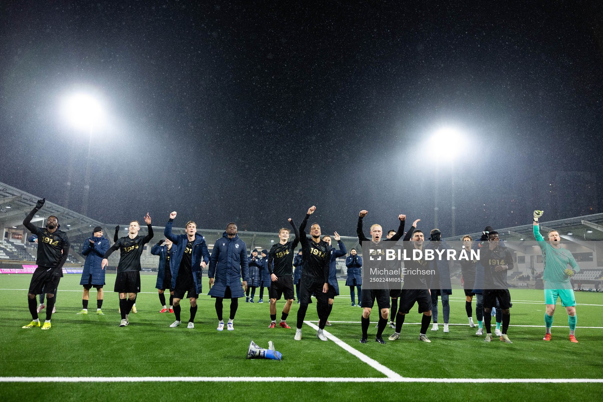 Halmstads spelare jublar framför klacken efter fotbollsmatchen i Svenska Cupen mellan Halmstad och Landskrona den 24 februari 2025 i Göteborg.