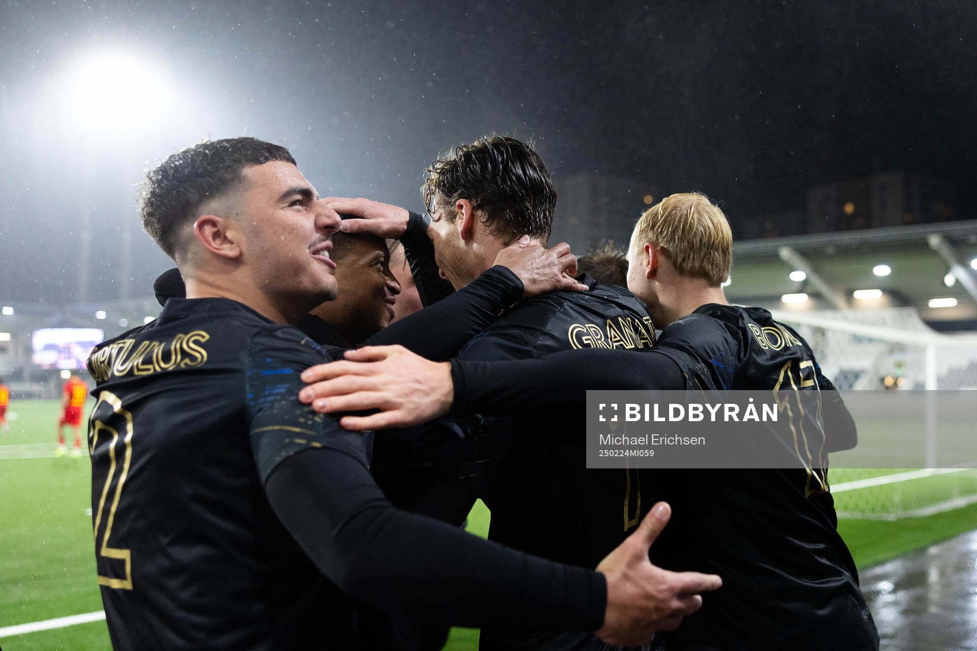 Halmstads Marcus Olsson jublar med lagkamrater efter 2-0 under fotbollsmatchen i Svenska Cupen mellan Halmstad och Landskrona den 24 februari 2025 i Göteborg.