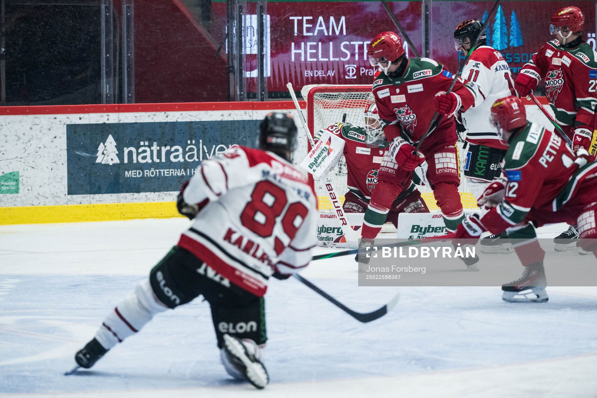 Örebros Patrik Karlkvist gör 0-1 bakom Modos målvakt