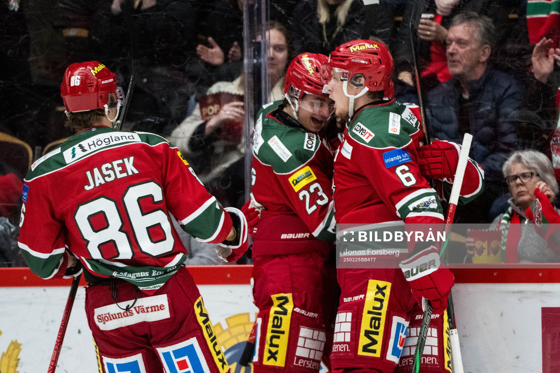 Modos Sebastian Ohlsson jublar med lagkamrater