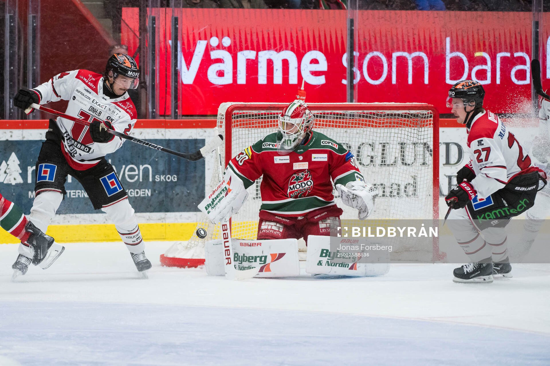Örebros Hannes Björninen och Modos målvakt Lassi Lehtinen