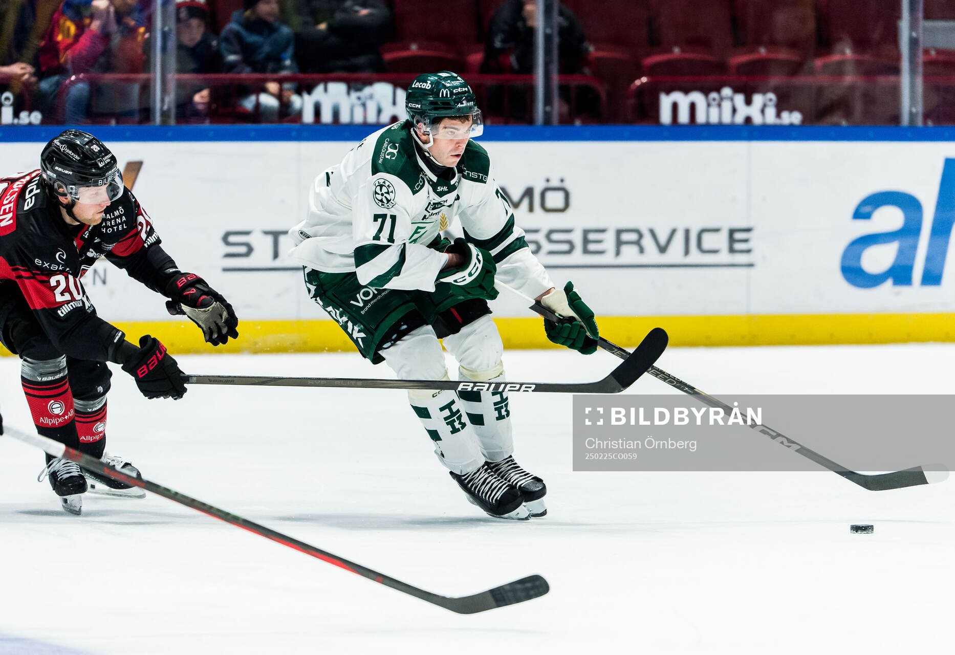 Färjestads Viktor Lodin och Malmö Redhawks Thomas Berg