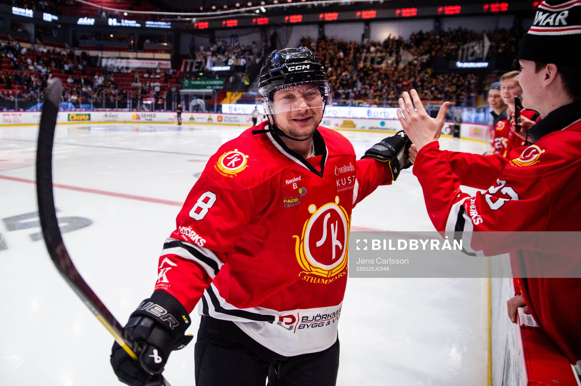 Mikael Olsson jublar när han tar köksvägen till SHL