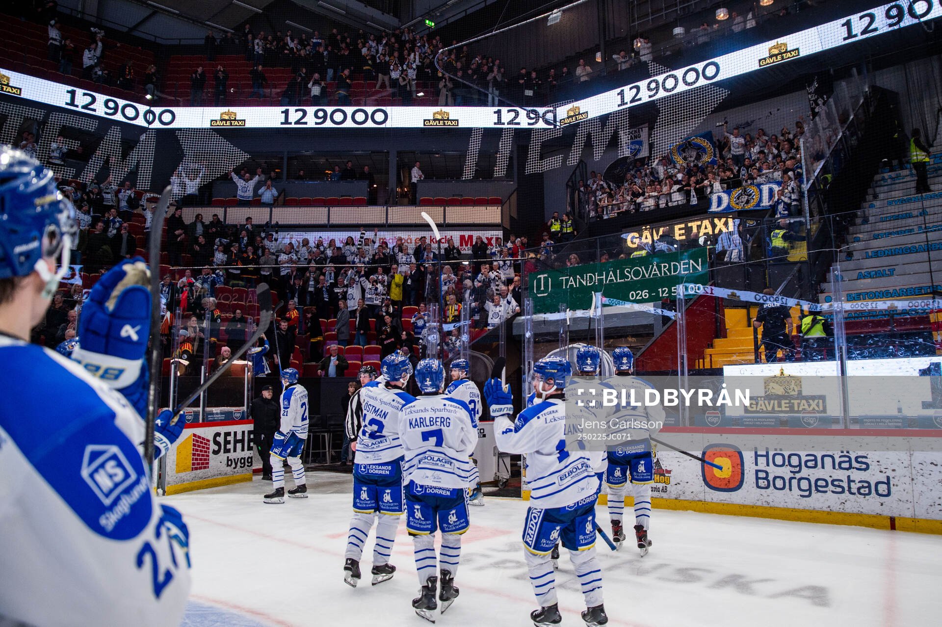 Leksands spelare jublar med supportrar