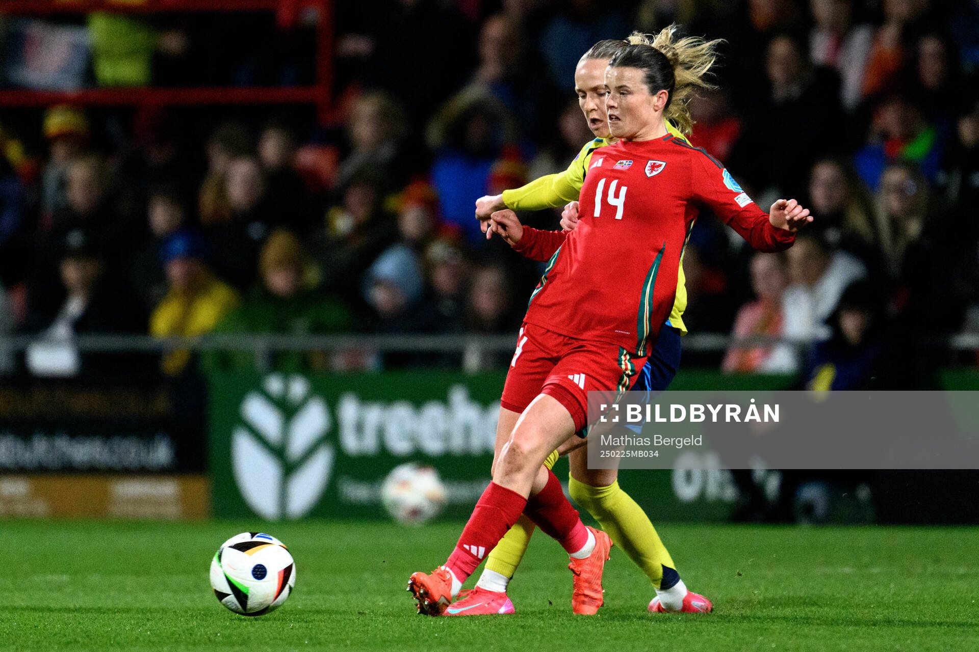 Matilda Vinberg of Sweden and Hayley Ladd of Wales