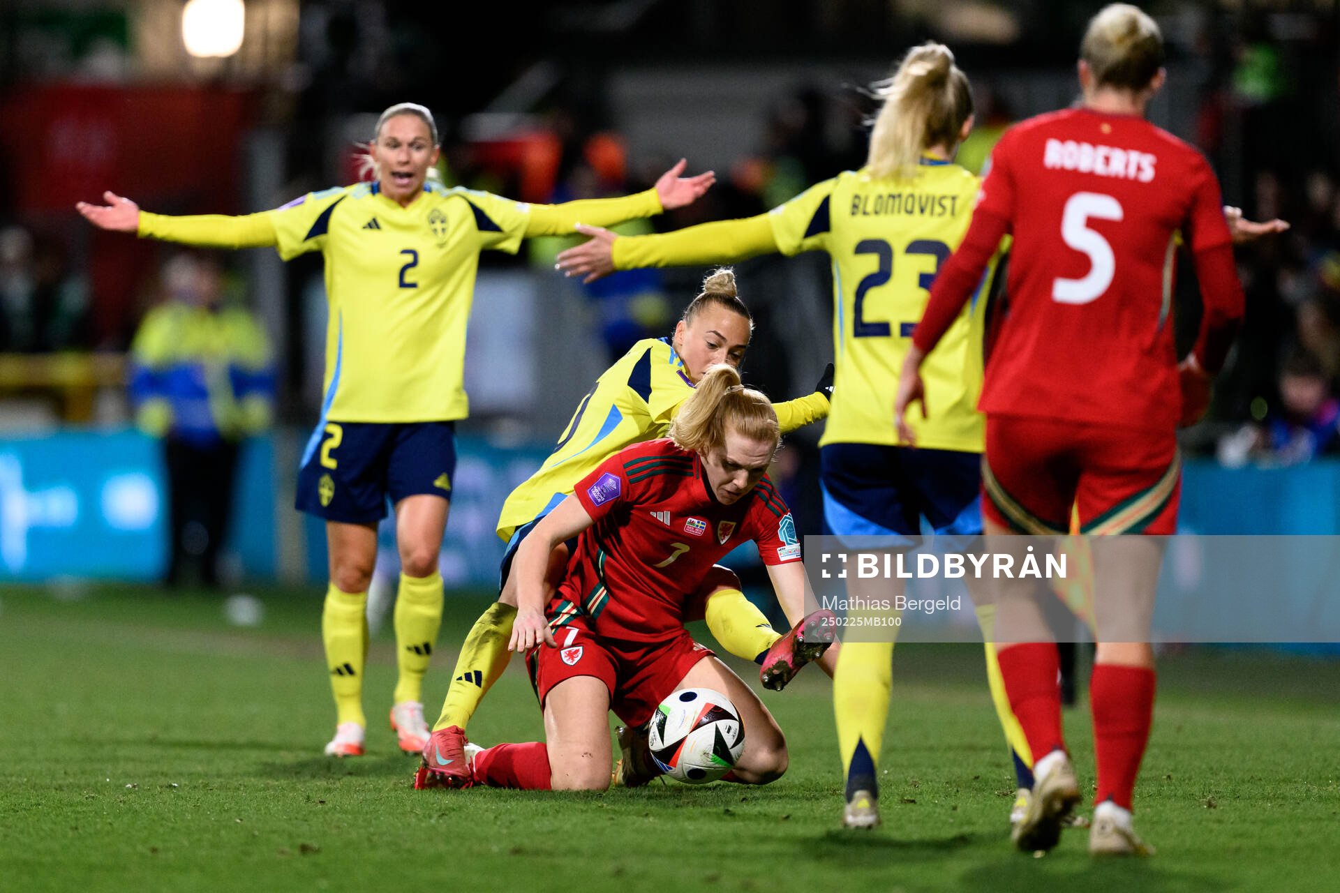 Hanna Bennison of Sweden and Ceri Holland of Wales