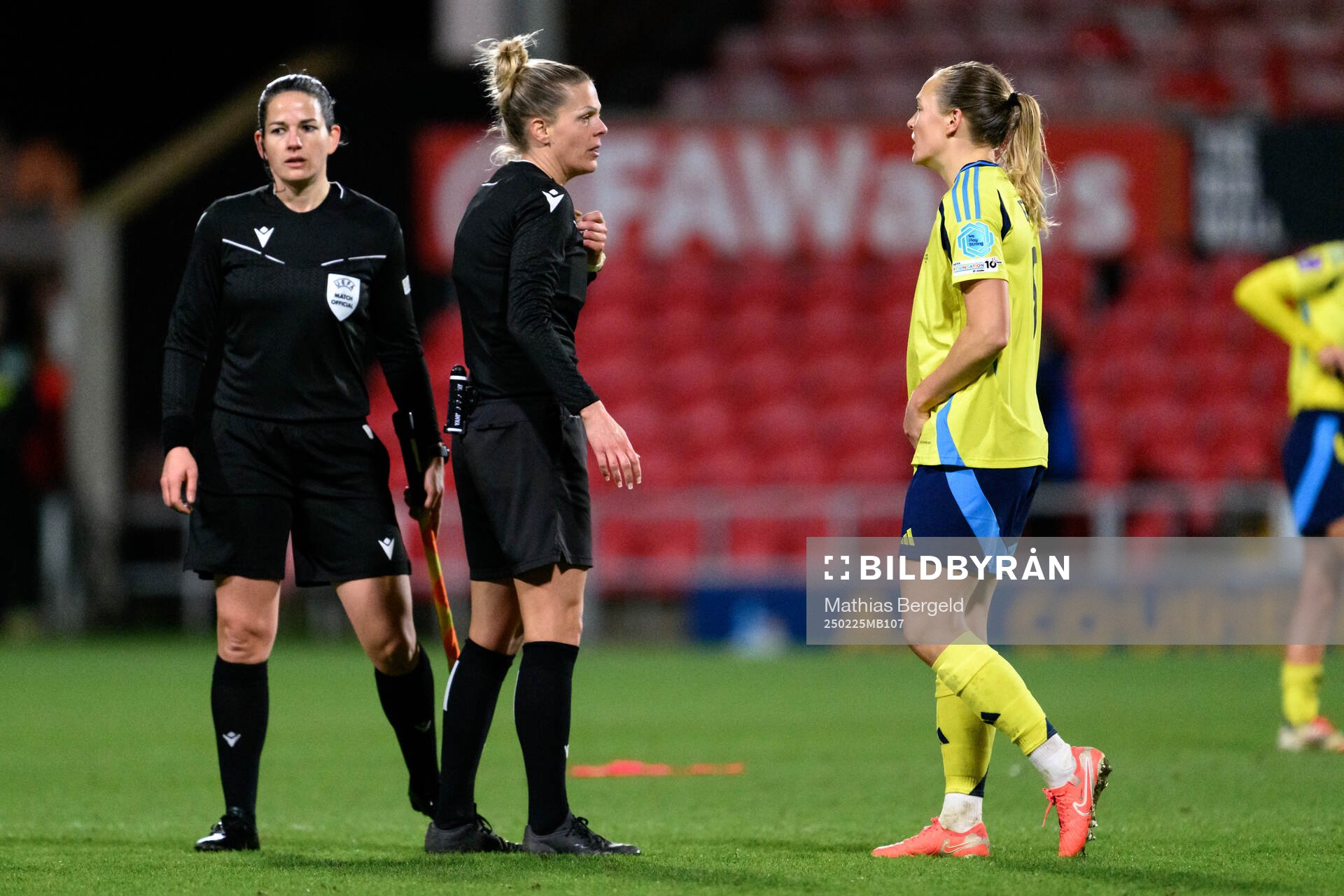 Referee Désirée Grundbacher speaks with Magdalena
