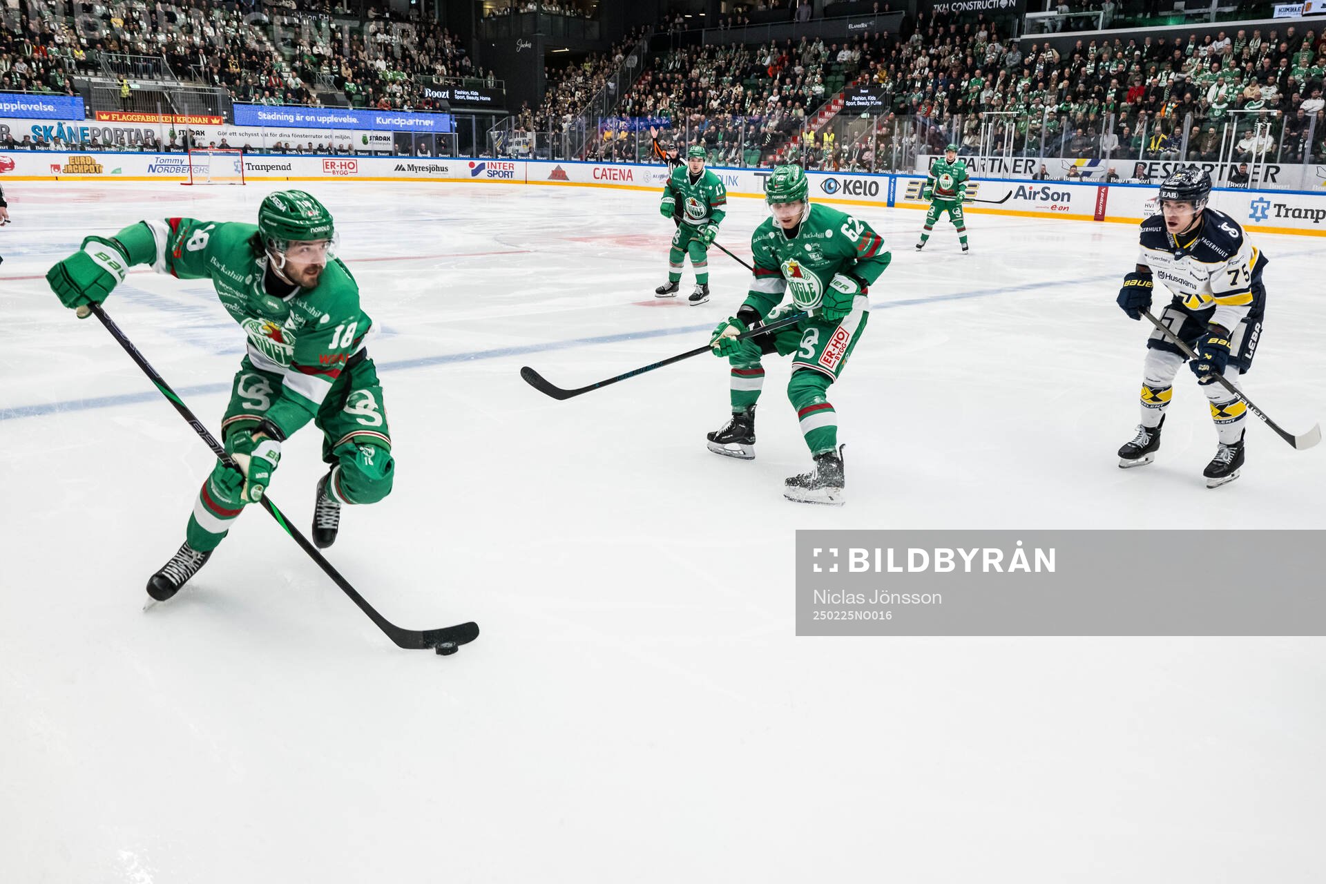 Rögles Dennis Everberg och Lubos Horky och HV71s Radan Lenc