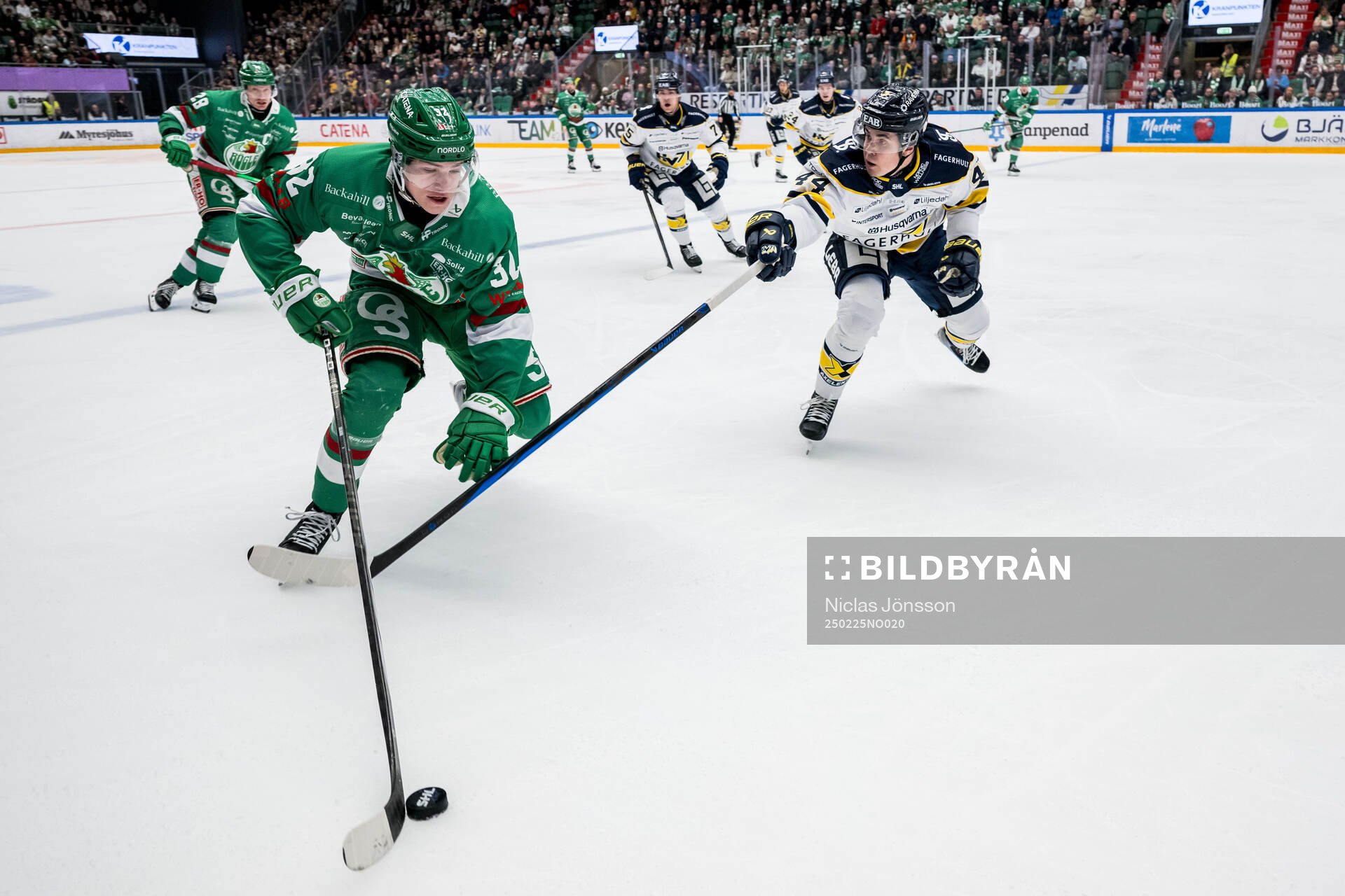 Rögles Isac Solberg och HV71s Hugo Fransson