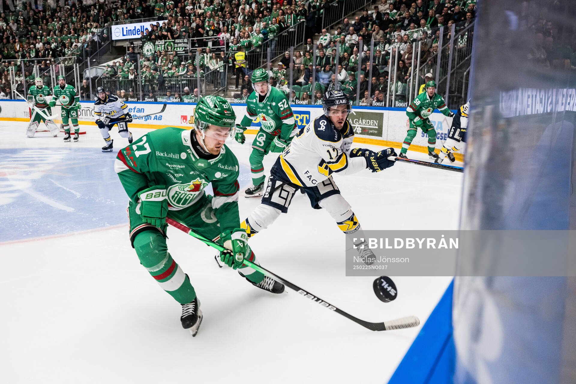 Rögles Linus Sjödin och HV71s Isac Brännström