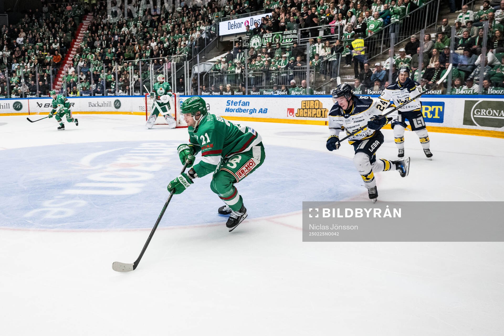 Rögles Henry Bowlby och HV71s Oscar Fisker Molgaard