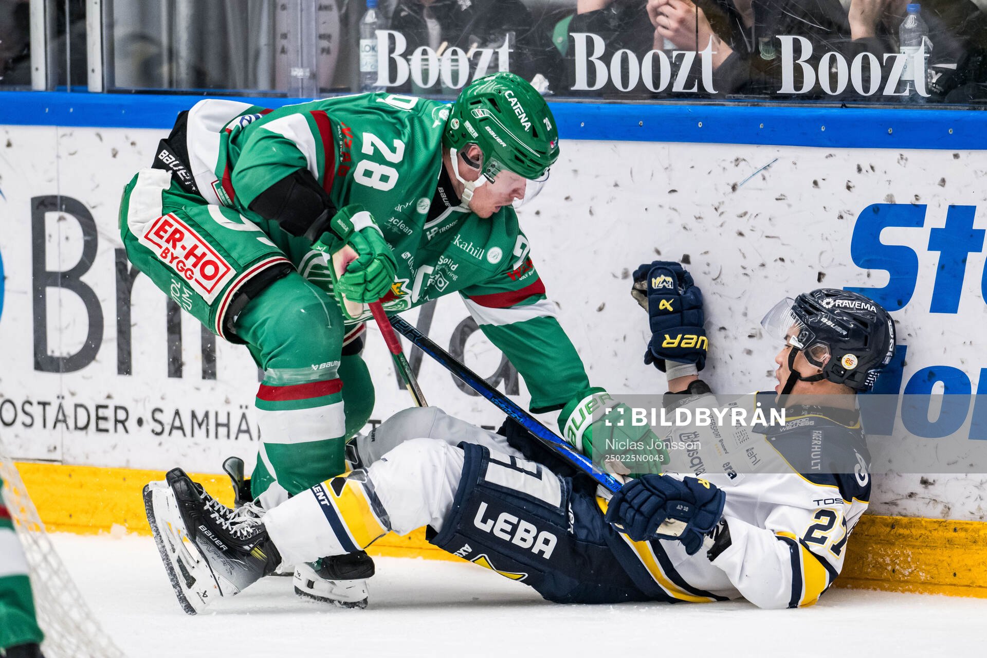 Rögles Anton Bengtsson och HV71s Jonathan Ang