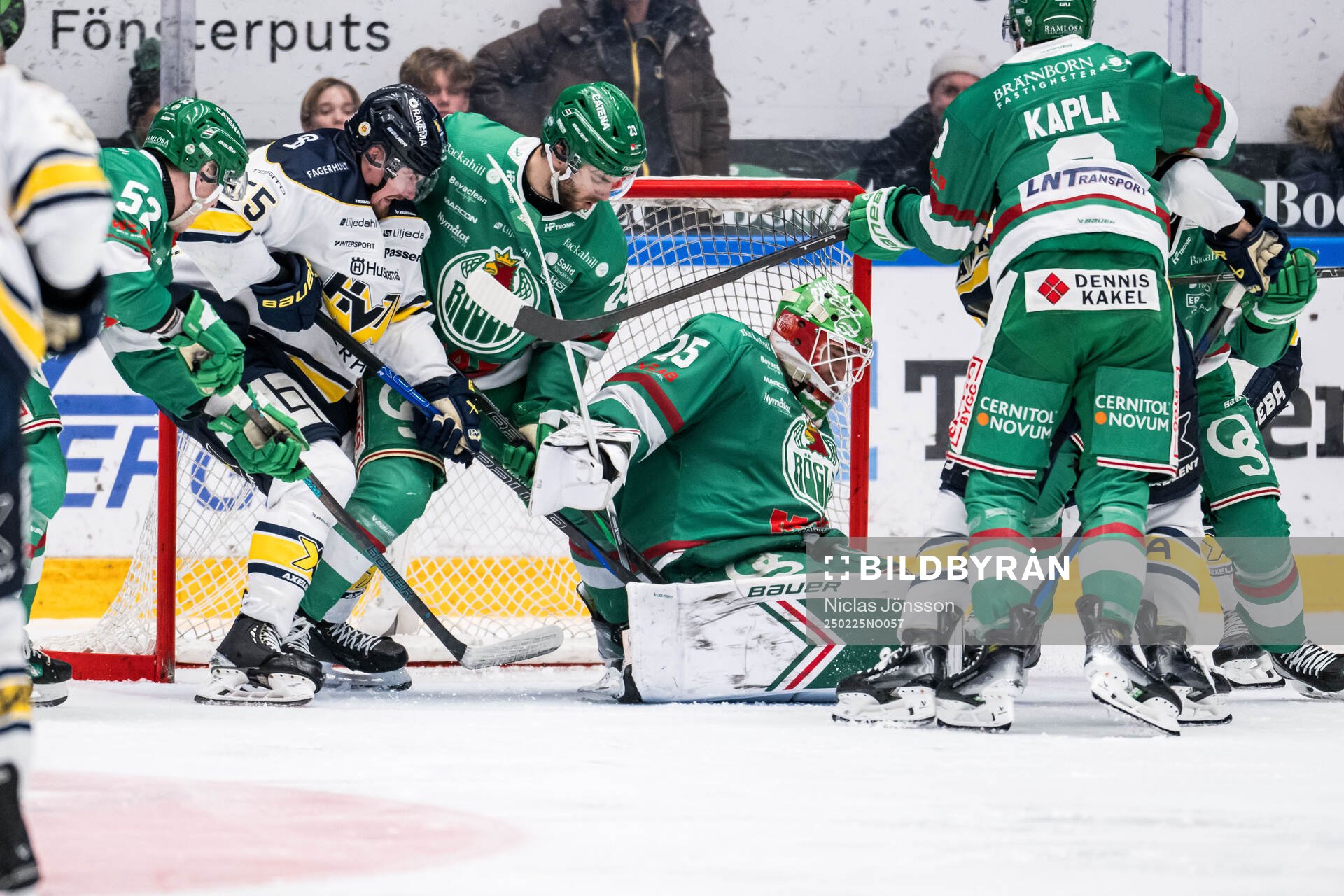 HV71s Mikael Seppälä och Rögles Josh Dickinson och