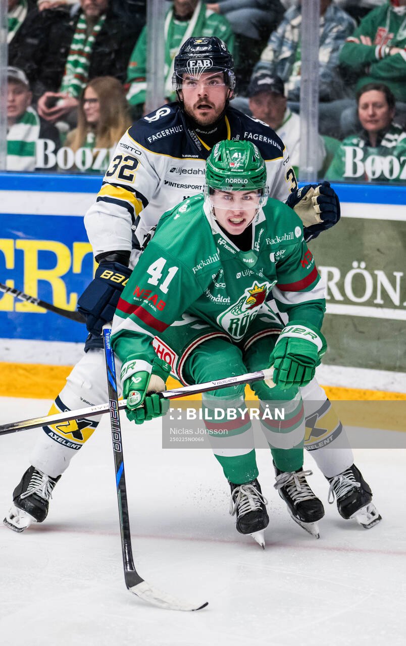 HV71s Oscar Engsund och Rögles Simon Zether