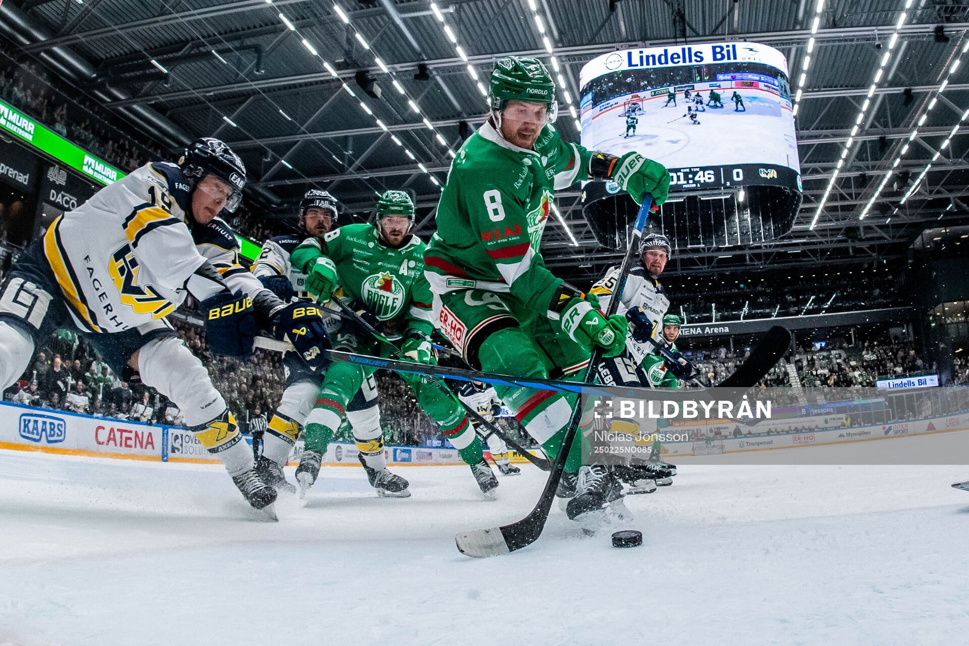 HV71s Henrik Borgström  och Rögles Linus Sandin