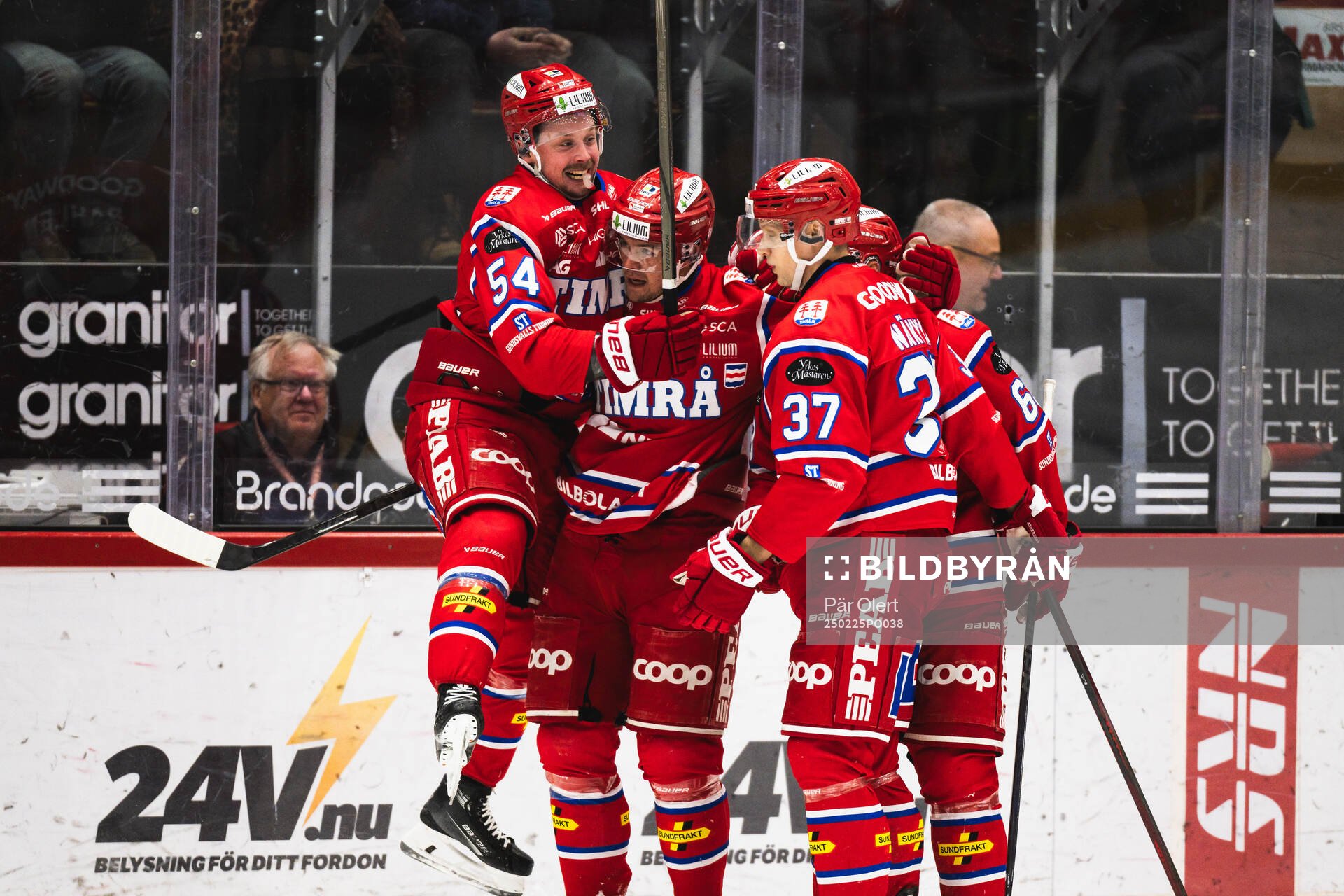 Timrås Filip Hållander och Jonathan Dahlén jublar