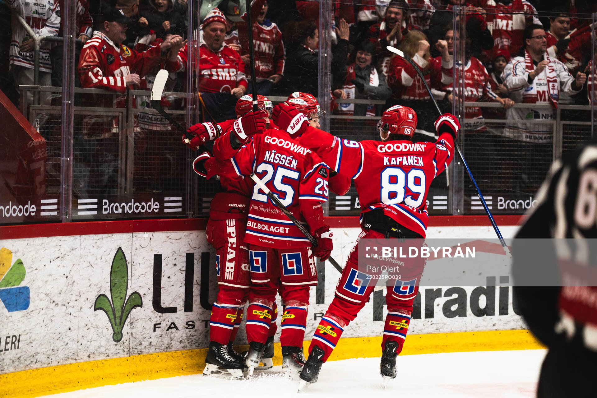 Timrås Oliver Kapanen och Jonathan Dahlén jublar