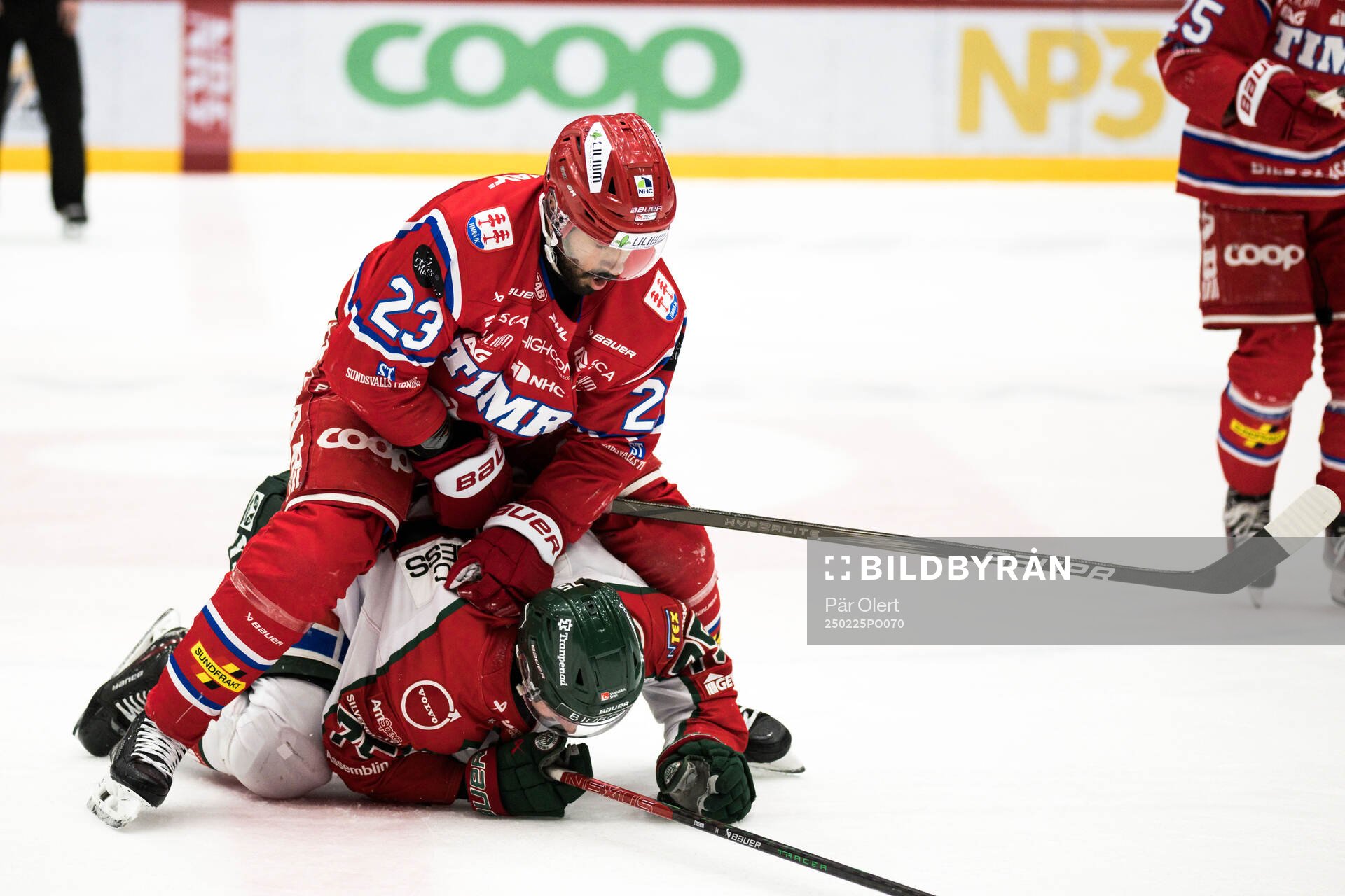 Frölundas David Edstrom och Timrås Jeremy Boyce-Rotevall