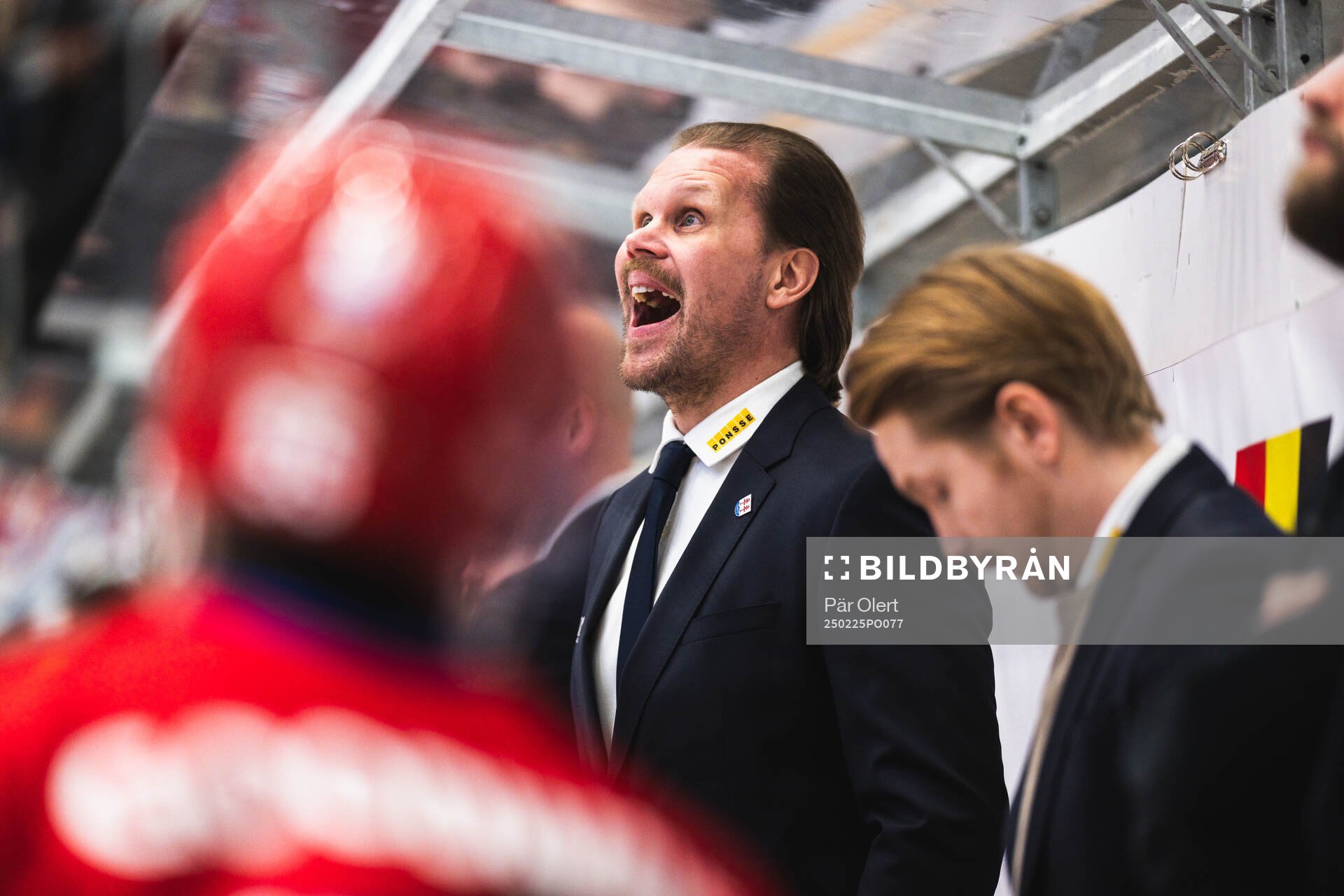 Timrås tränare Olli Jokinen jublar