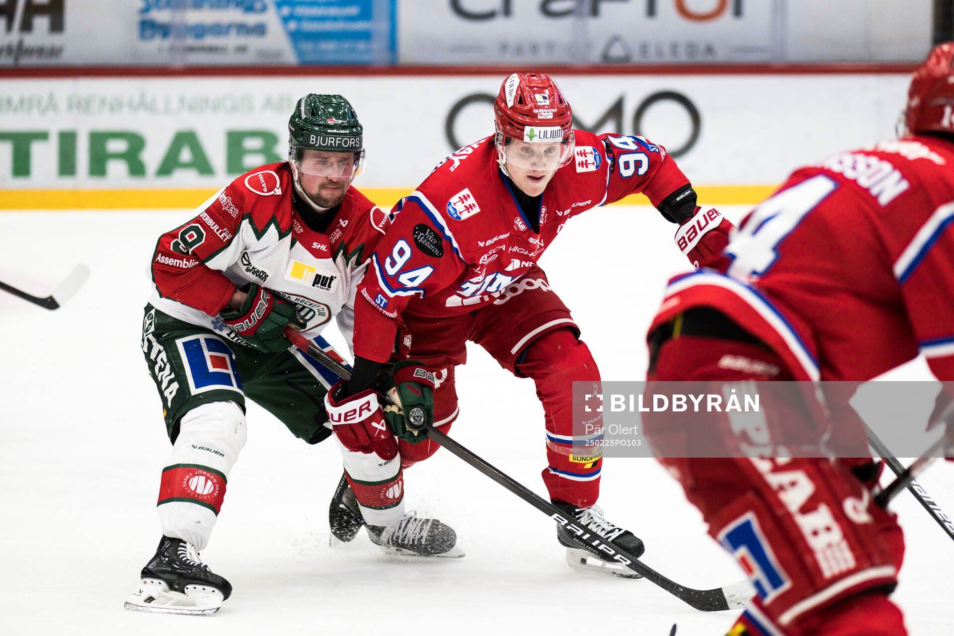 Frölundas Linus Weissbach och Timrås Sebastian Hartmann