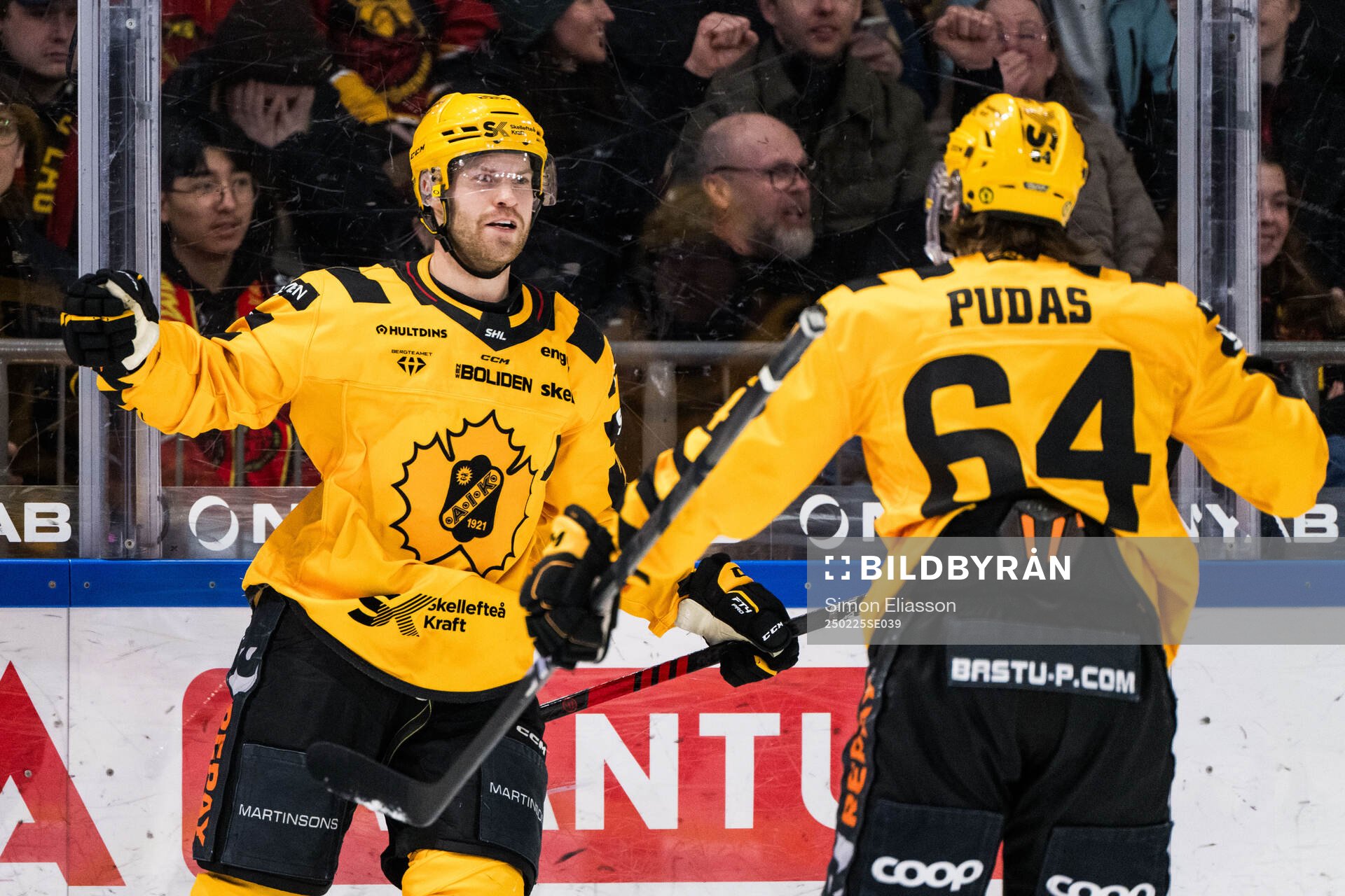 Skellefteås Oscar Lindberg jublar med Jonathan Pudas
