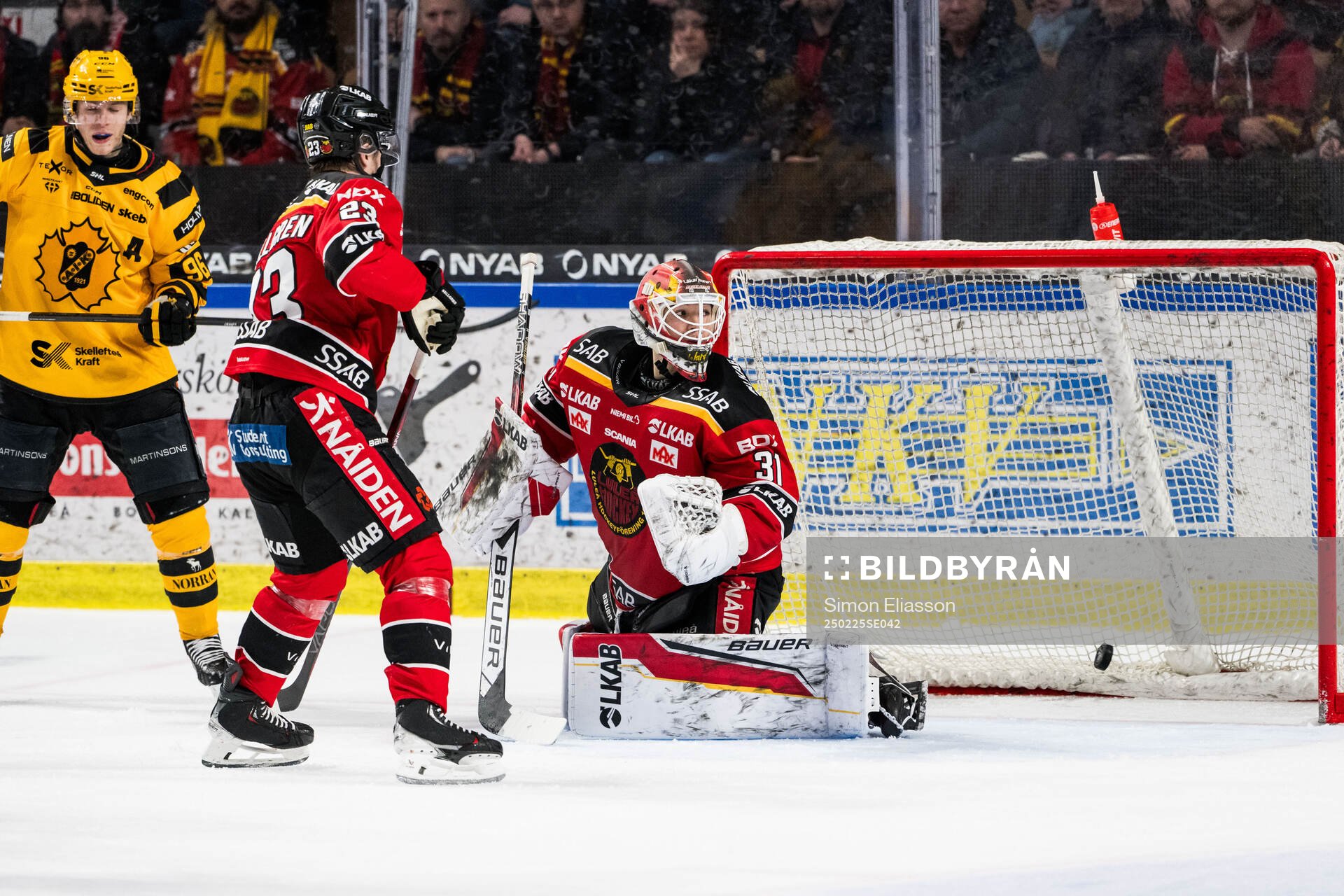 Skellefteås Oscar Lindberg (ej i bild) gör 1-2 bakom