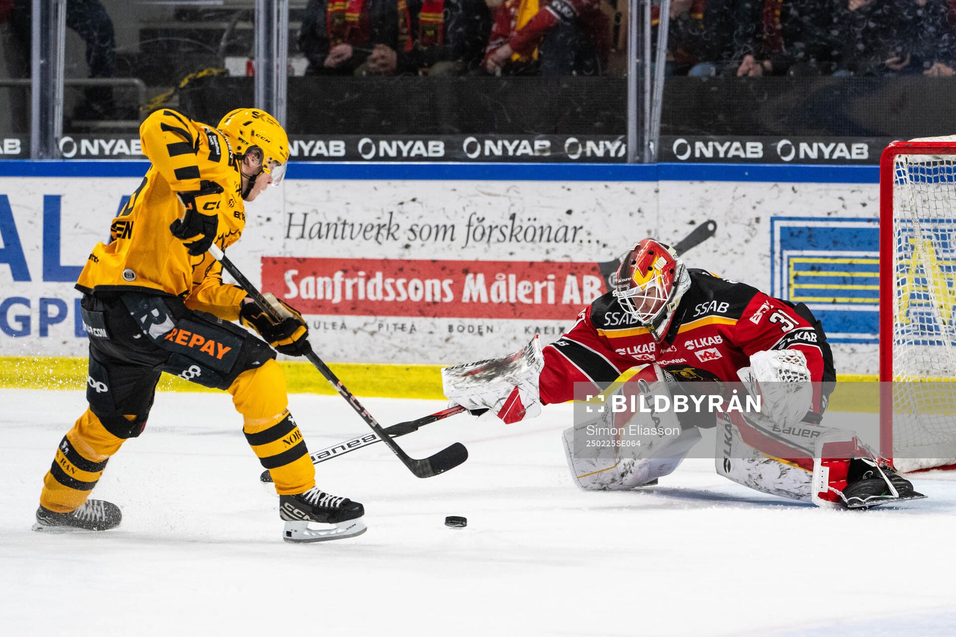 Skellefteås Rickard Hugg och Luleås målvakt Matteus Ward