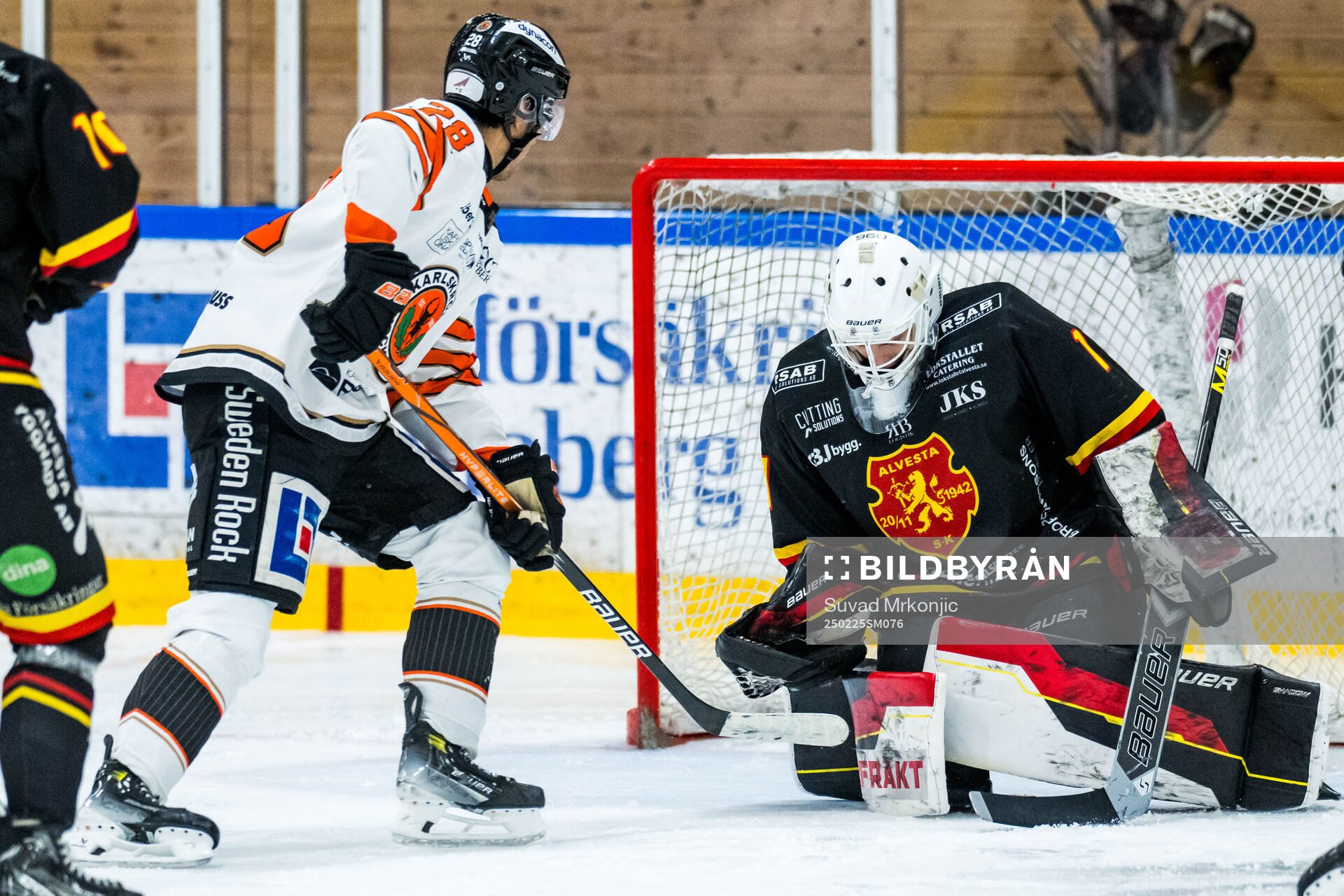 Karlskronas David Karlström och Alvesta SKs målvakt Algot