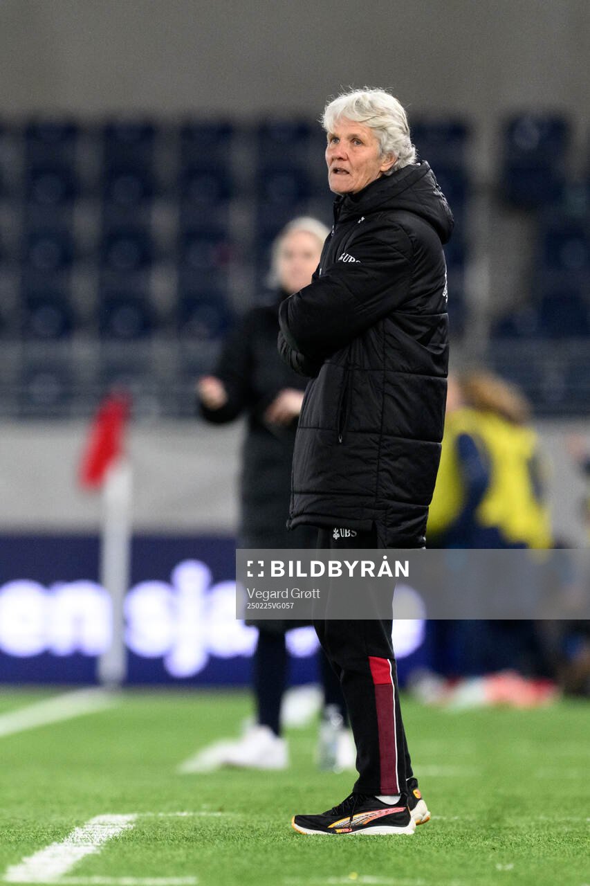 Head coach Pia Sundhage of Switzerland