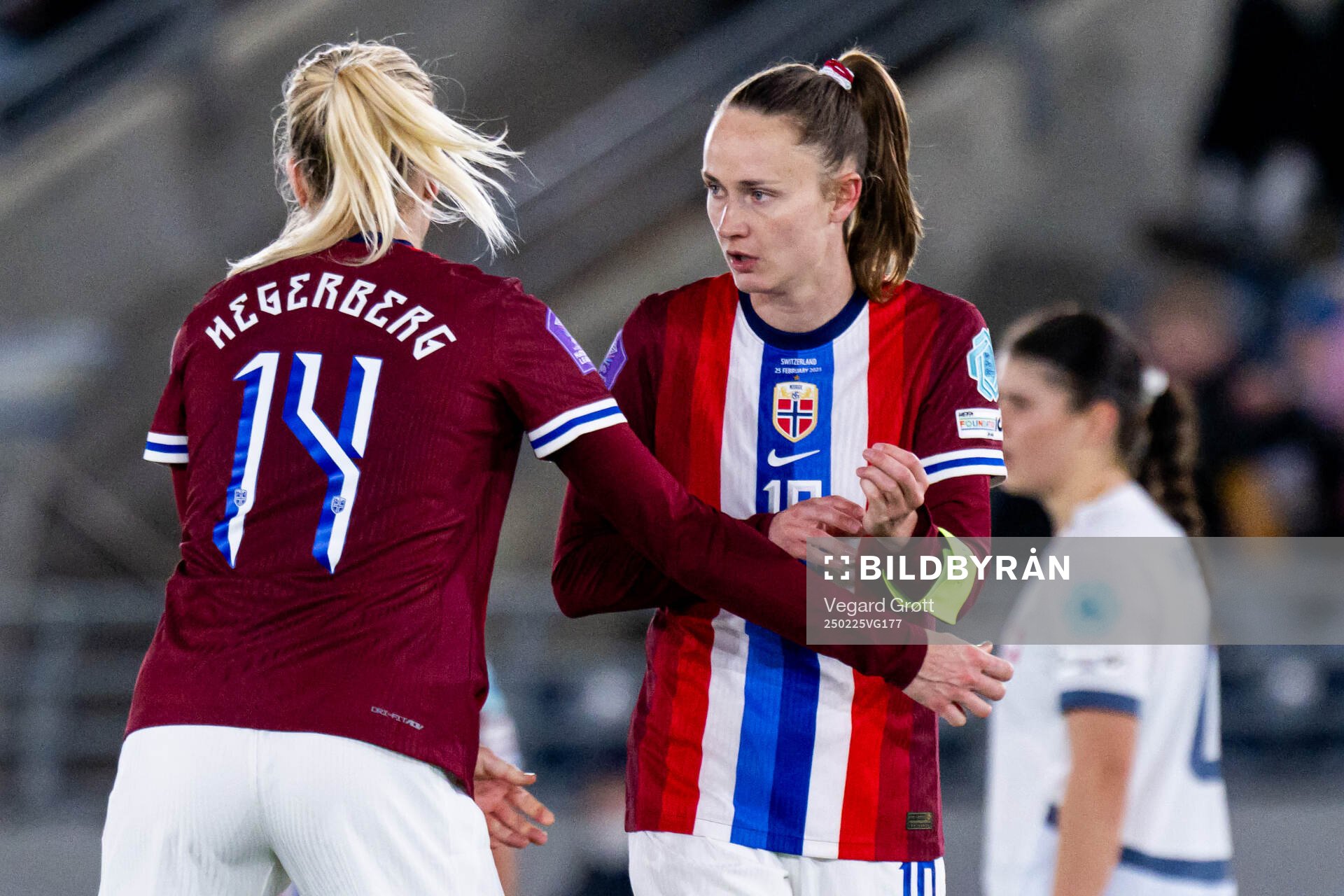 Ada Hegerberg of Norway gives the captains’ armband to Caroline Graham Hansen during the UEFA Women’s Nations League football match between Norway and Switzerland on February 25, 2025 in Stavanger.