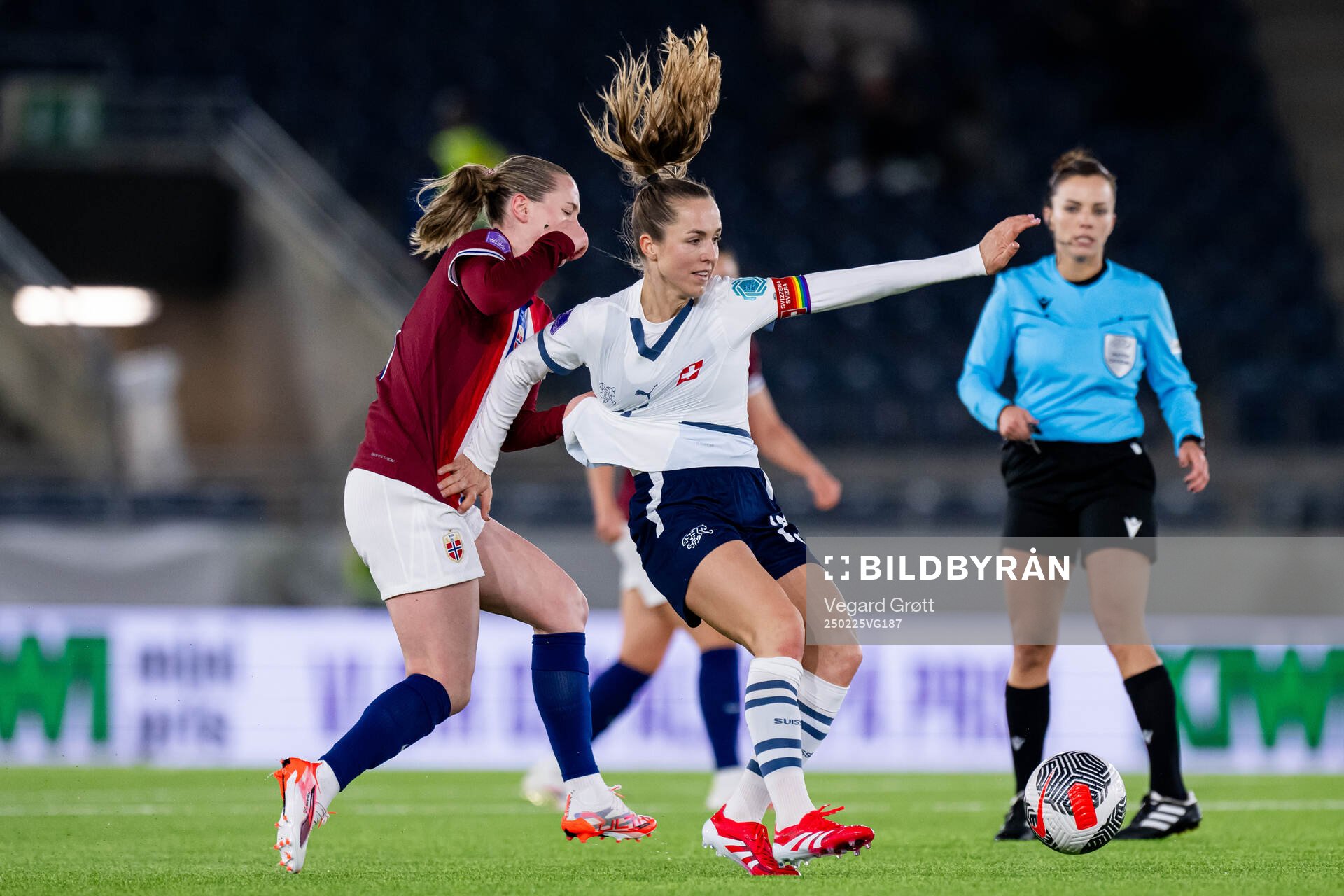 Elisabeth Terland of Norway and Lia Wälti of Switzerland during the UEFA Women’s Nations League football match between Norway and Switzerland on February 25, 2025 in Stavanger.