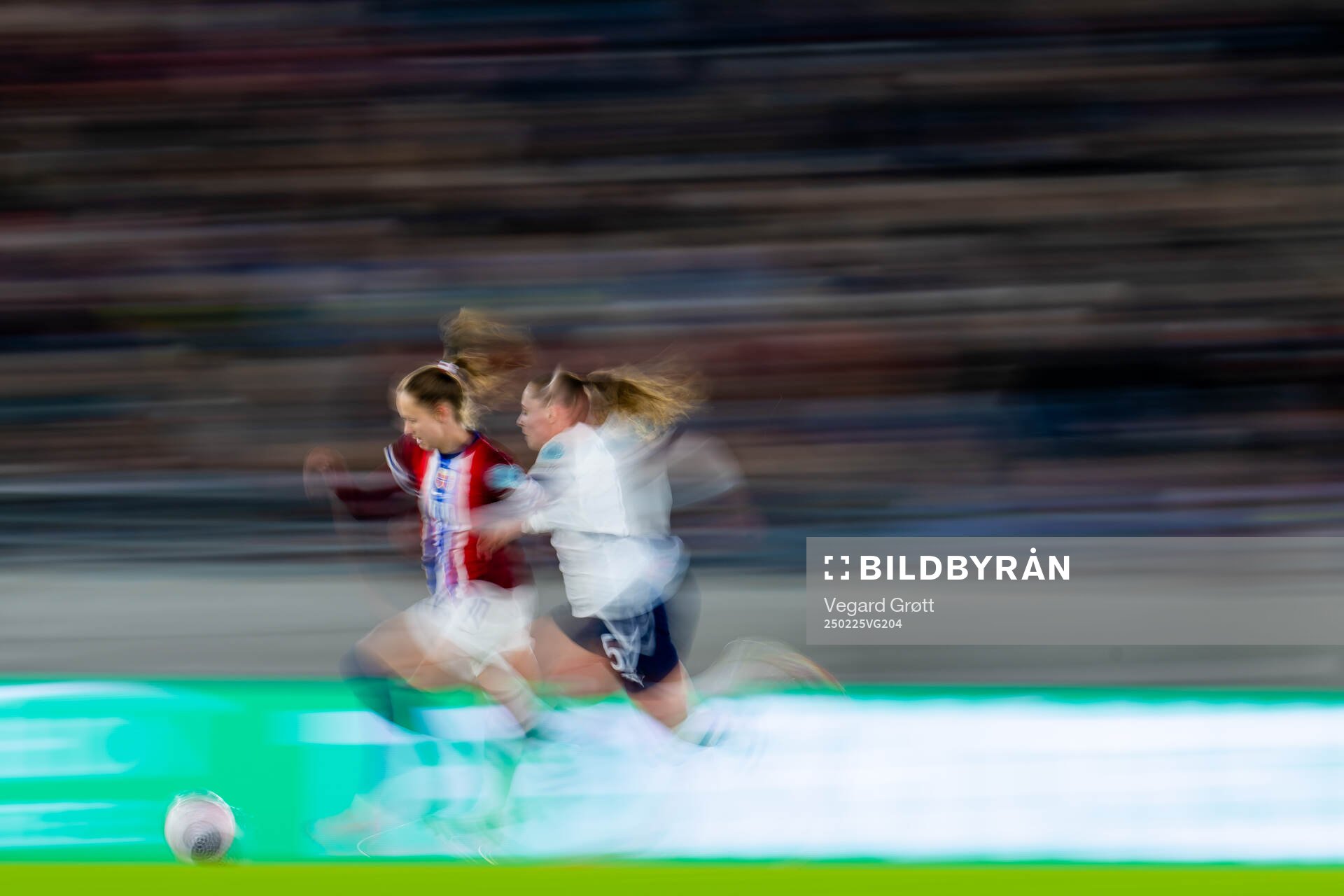 Caroline Graham Hansen of Norway and Noelle Maritz of
