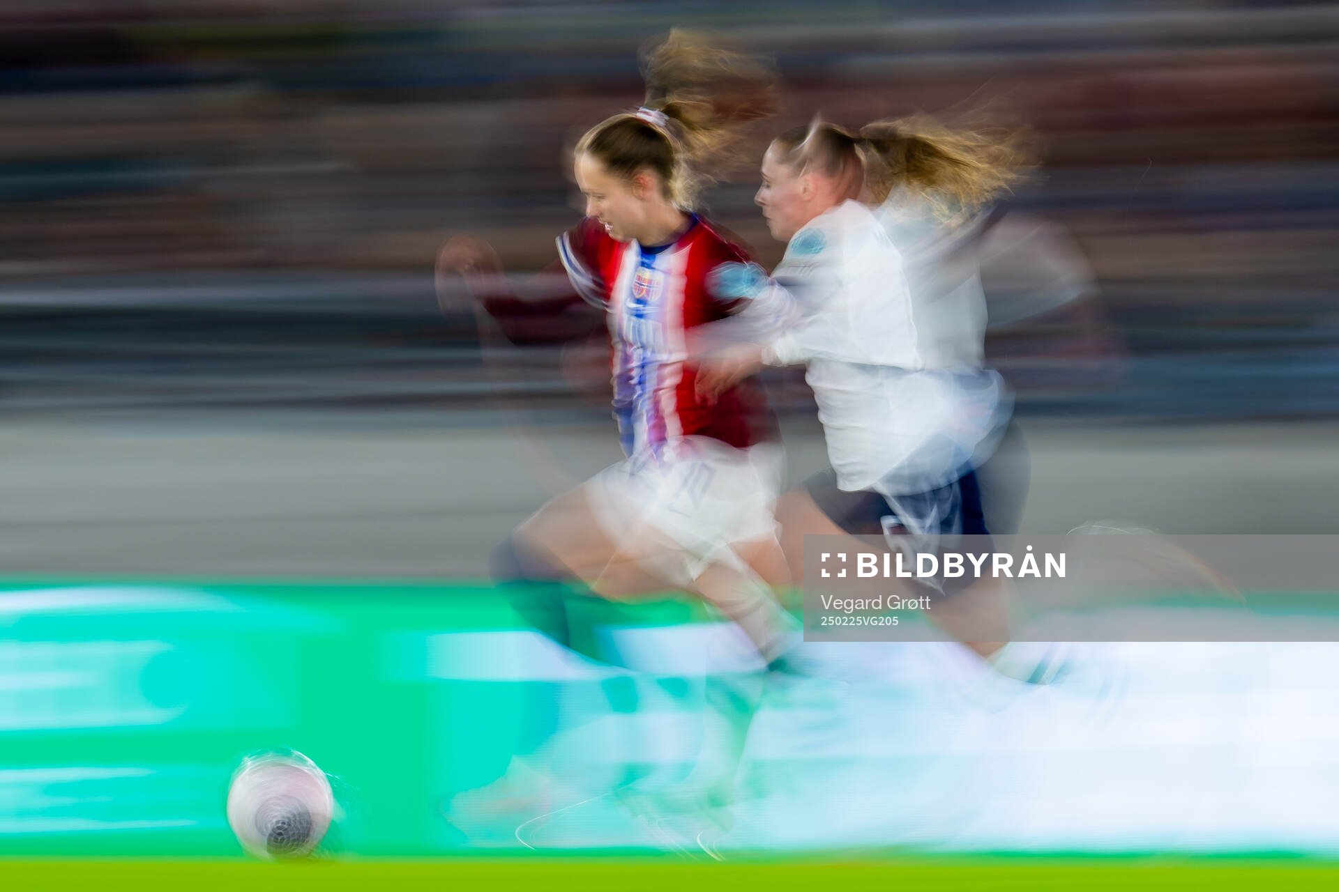 Caroline Graham Hansen of Norway and Noelle Maritz of