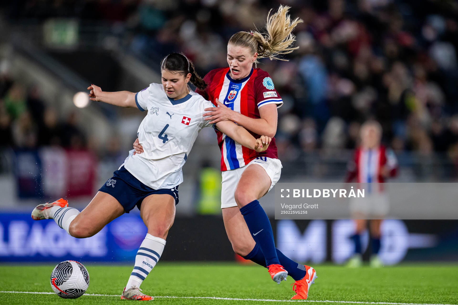 Noemi Ivelj of Switzerland and Mathilde Harviken of Norway during the UEFA Women’s Nations League football match between Norway and Switzerland on February 25, 2025 in Stavanger.