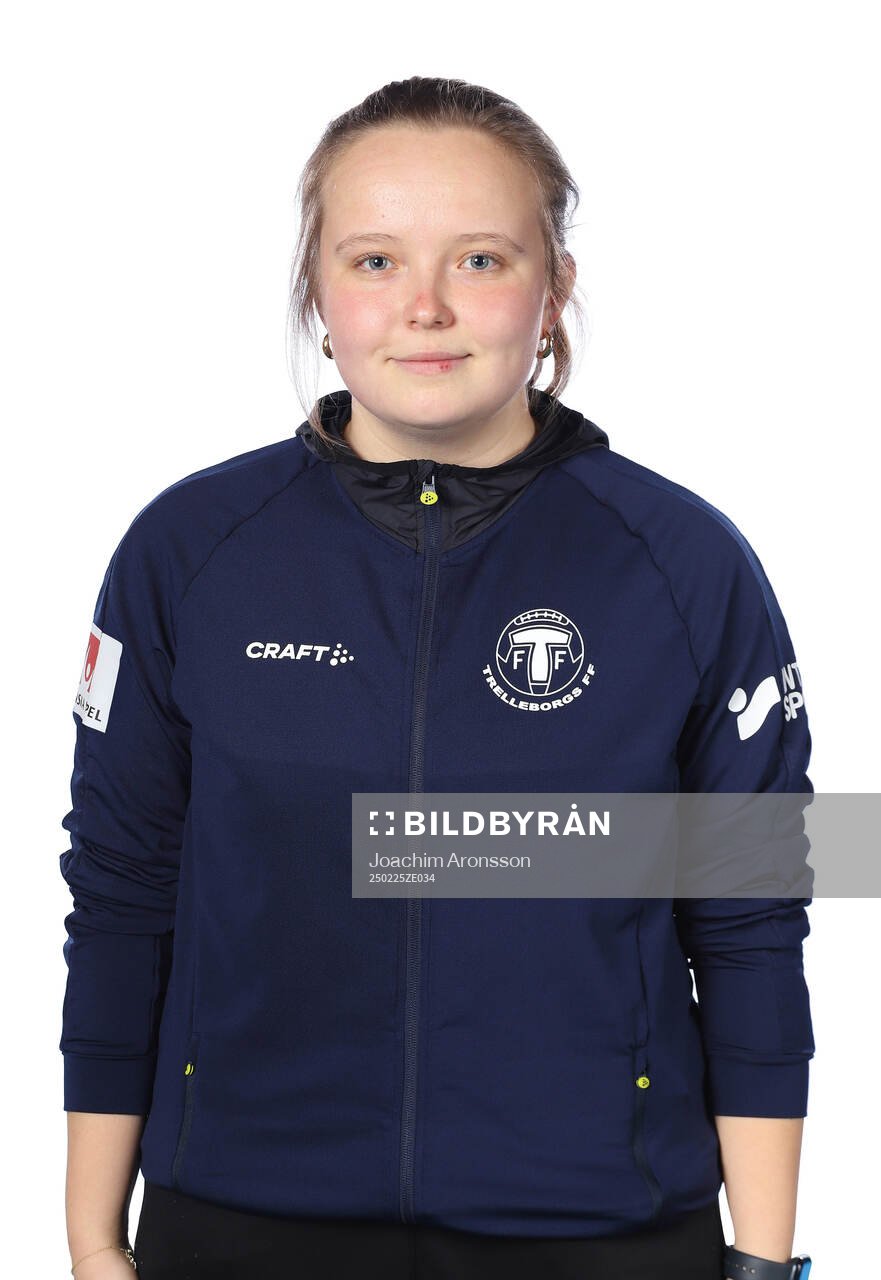 Trelleborgs assisterande tränare Lovisa Bergvall poserar för ett porträtt den 25 februari 2025 i Trelleborg. Editors note: bilden är retuscherad.