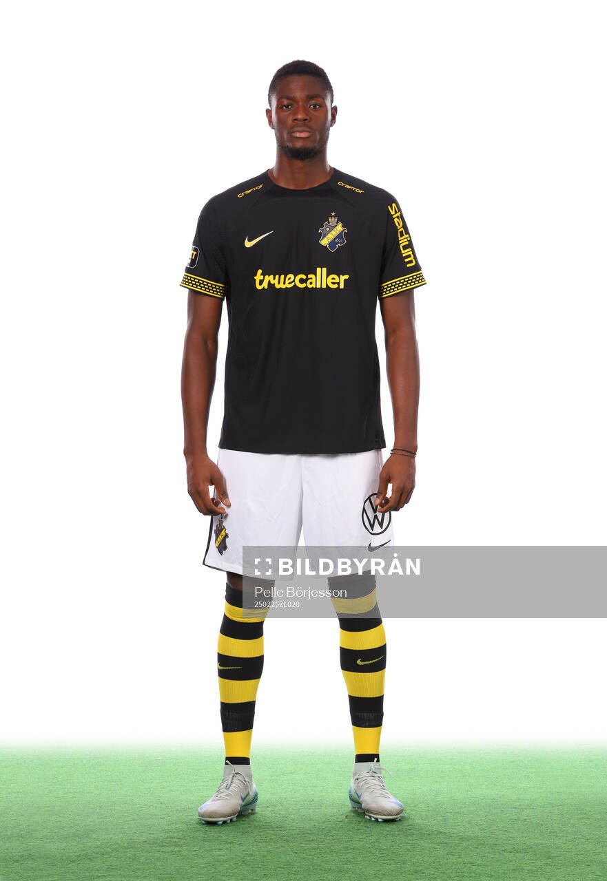 AIK:s Emmanuel Gono poserar för ett porträtt den 25 februari 2025 i Stockholm.