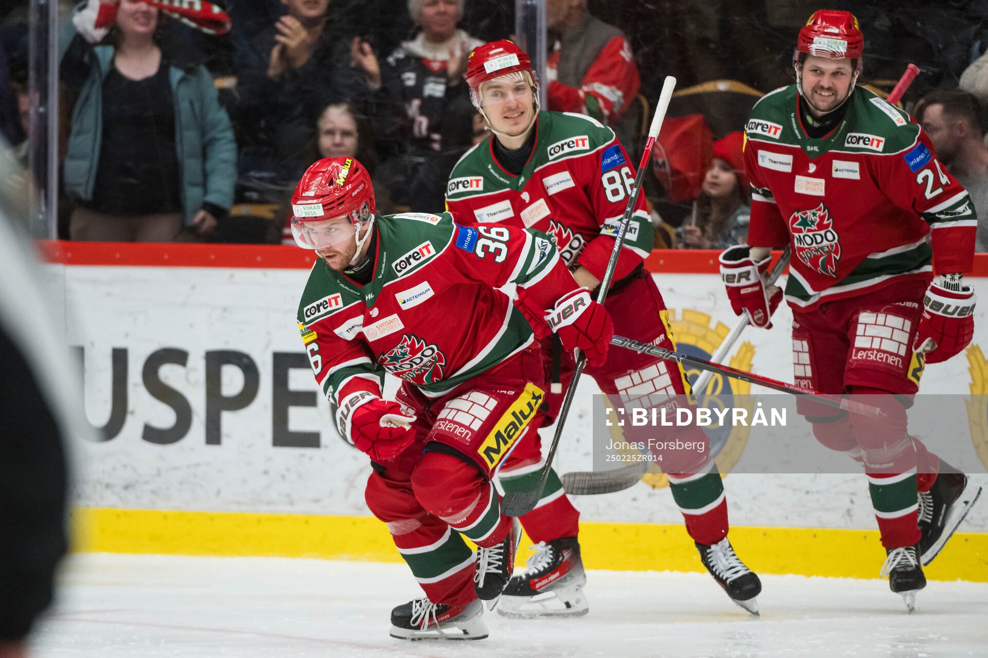 Modos Sebastian Ohlsson jublar med Lukas Jasek och Måns