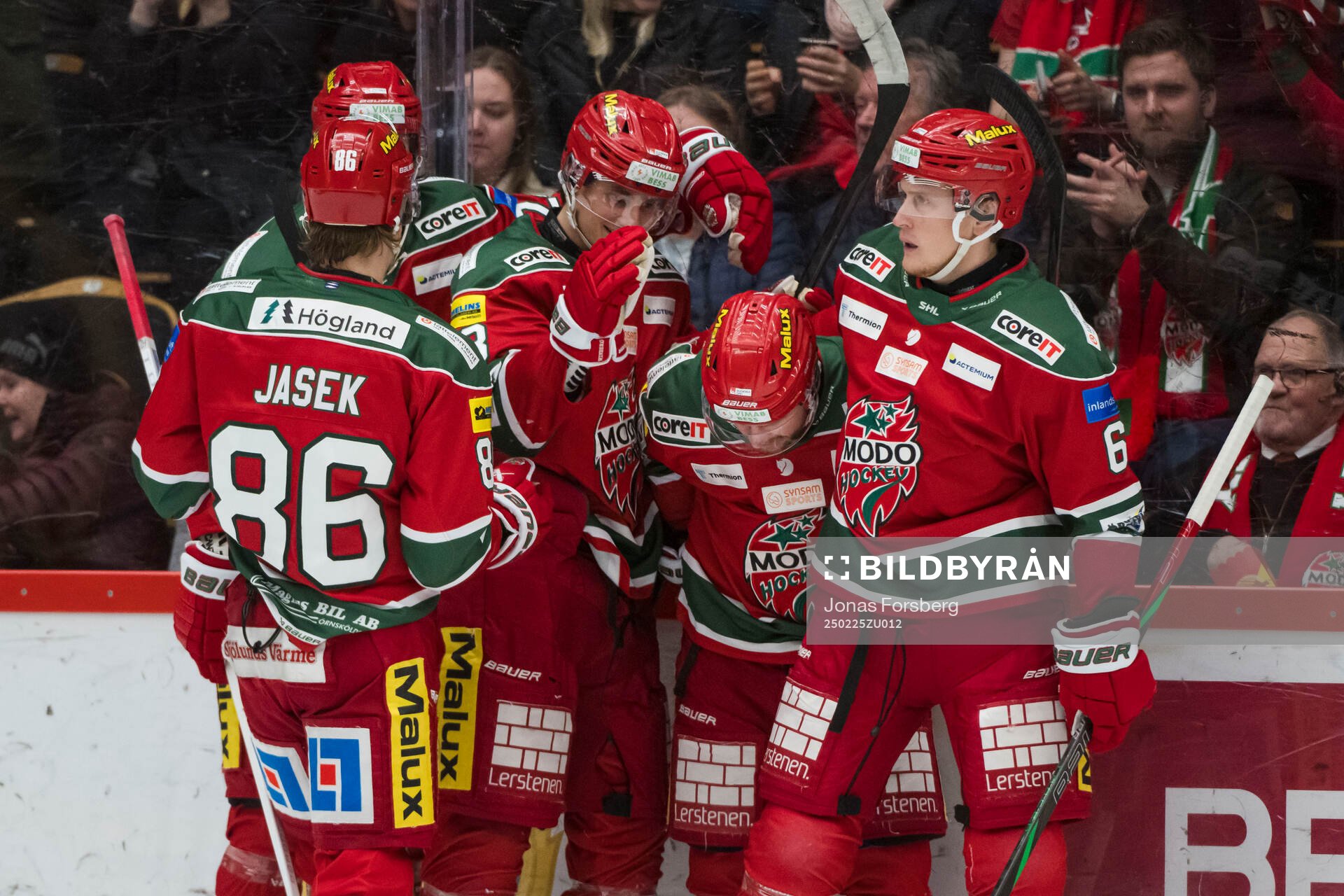 Modos Sebastian Ohlsson jublar med lagkamrater