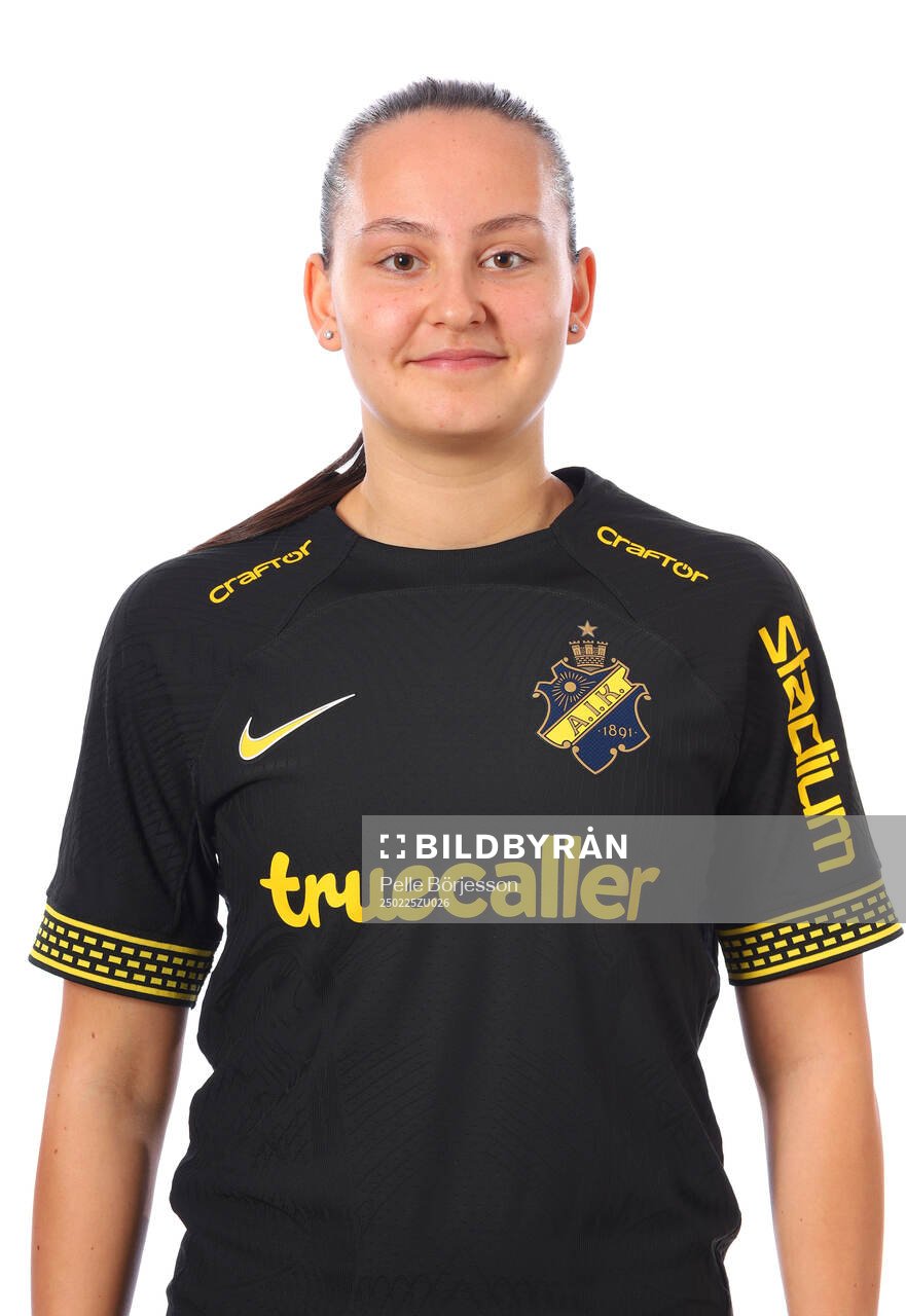 AIK:s Janelle Yilmaz poserar för ett porträtt den 25 februari 2025 i Stockholm.