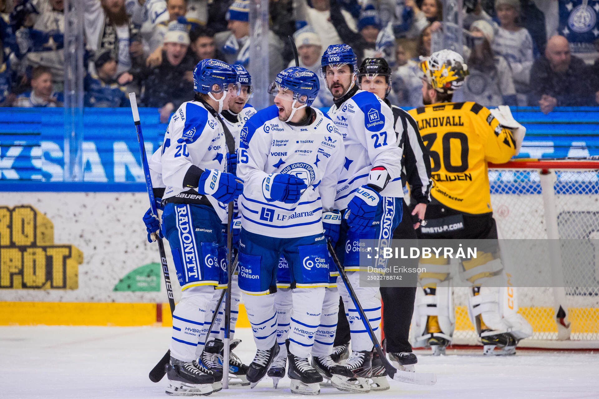 Leksands Max Veronneau jublar med lagkamrater