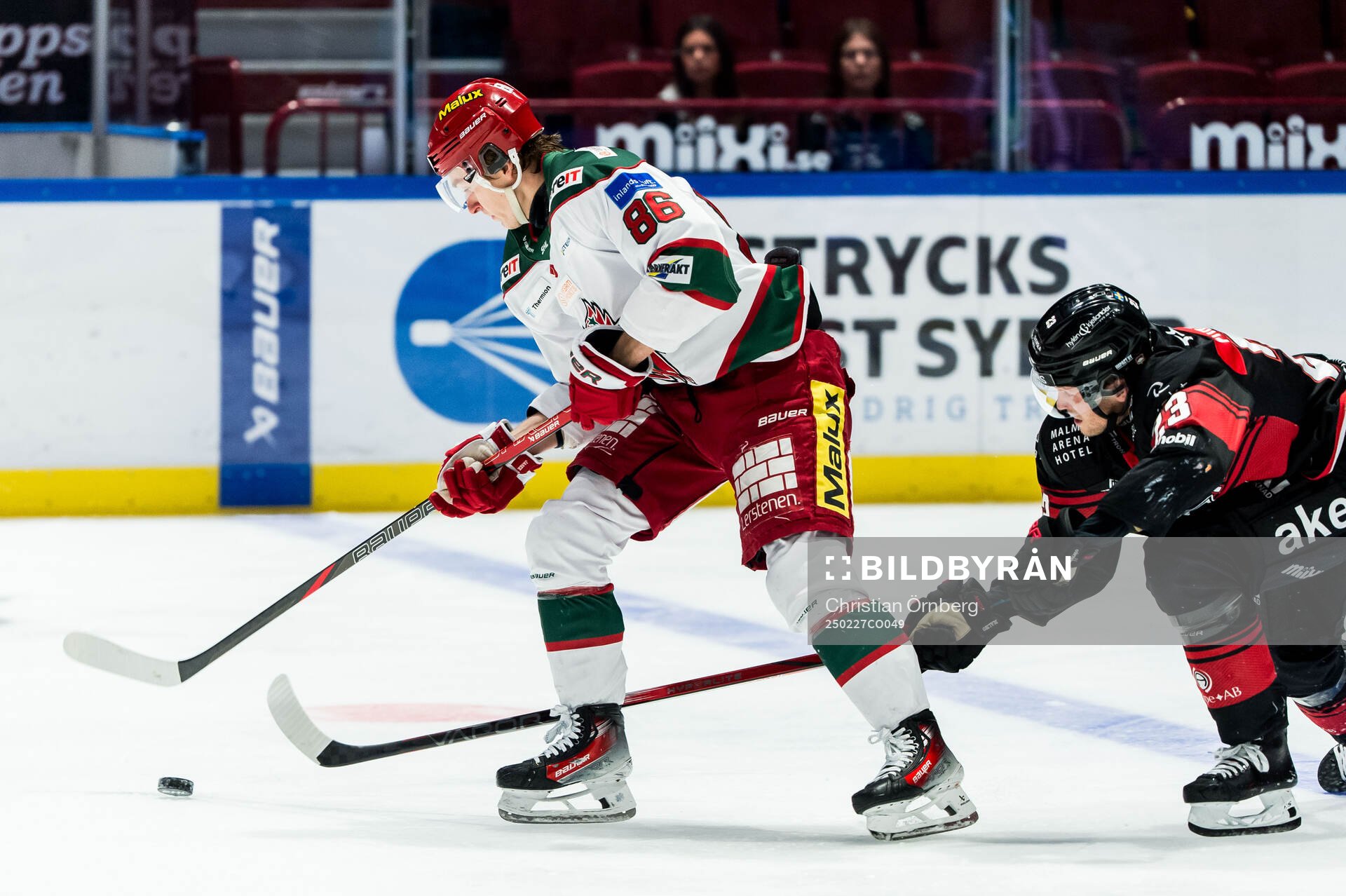 Modos Lukas Jasek och Malmö Redhawks Christoffer Forsberg
