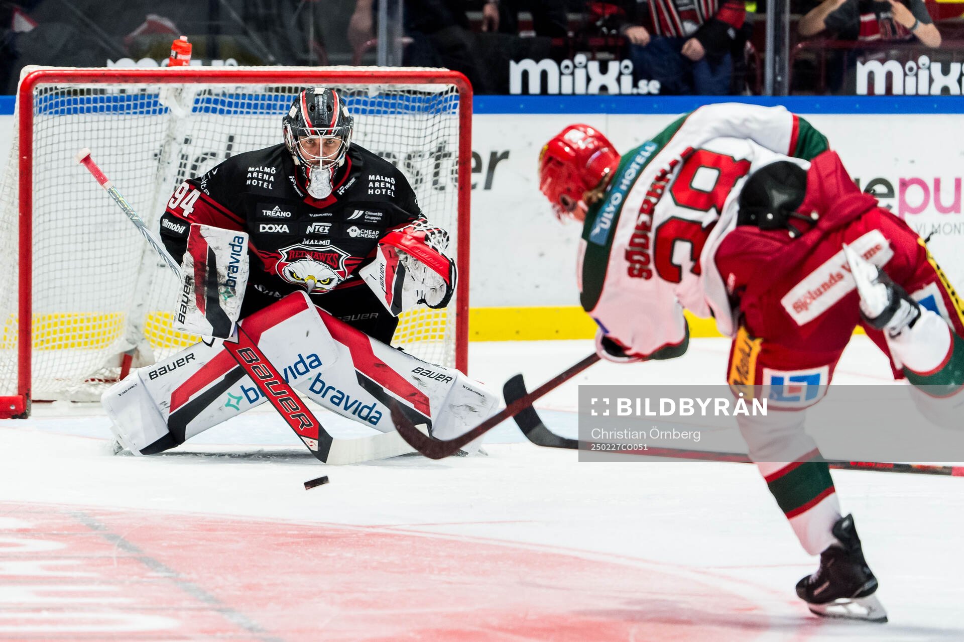 Malmö Redhawks målvakt Marek Langhamer och Modos Johan