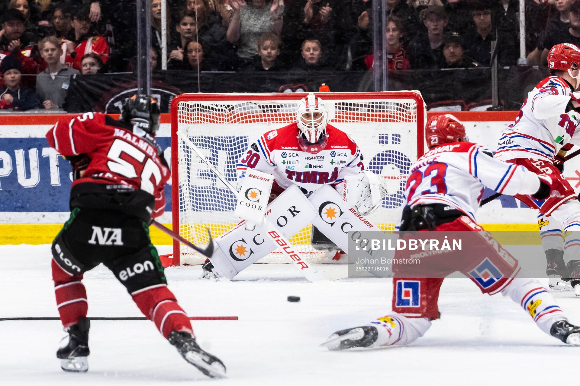 Örebros David Quenneville och Timrås målvakt Jacob
