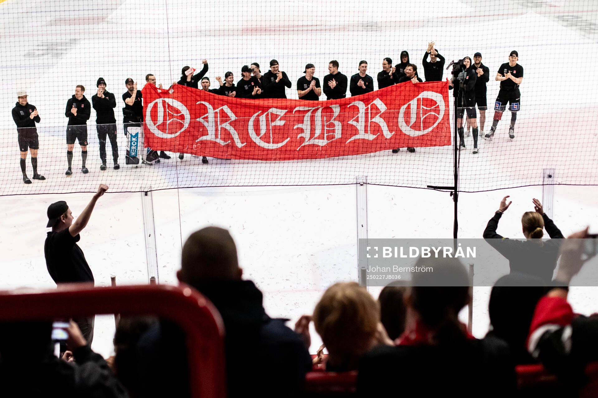 Örebros spelare jublar med supportrarna