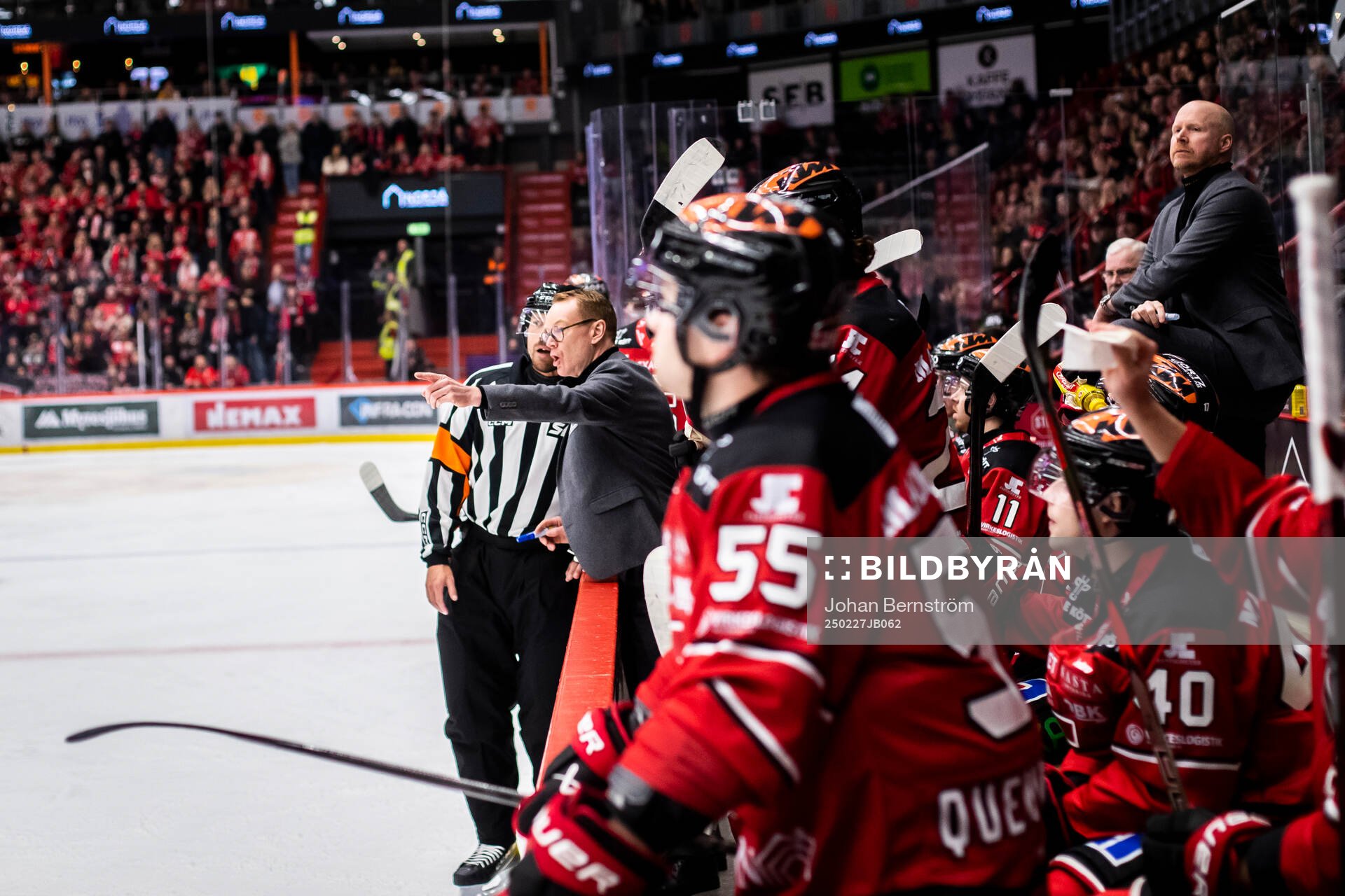 Örebros tränare Niklas Eriksson pratar med domaren