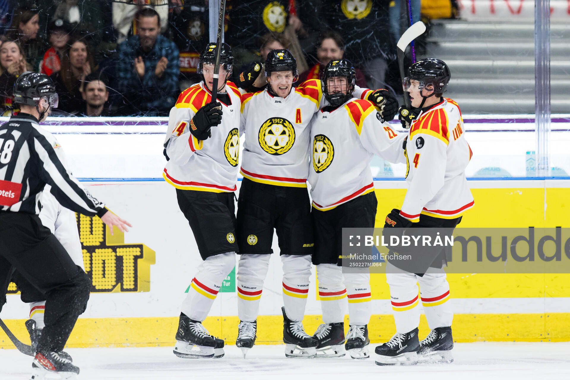 Brynäs Linus Ölund jublar med lagkamrater