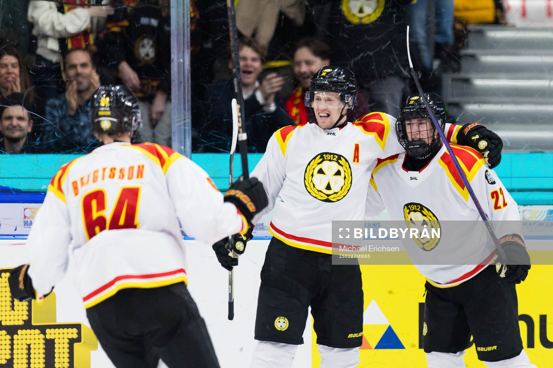 Brynäs Linus Ölund jublar med lagkamrater