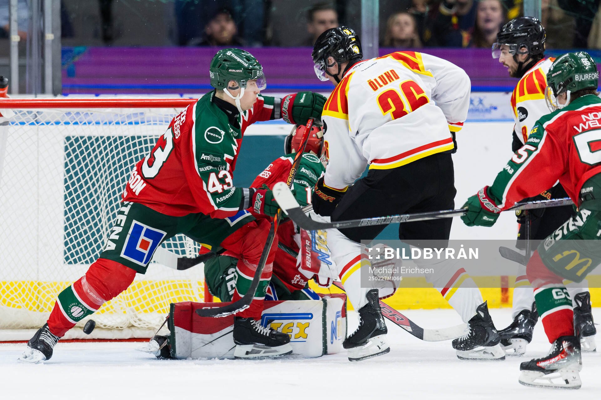 Brynäs Linus Ölund gör 0-2 målet bakom Frölundas Tom