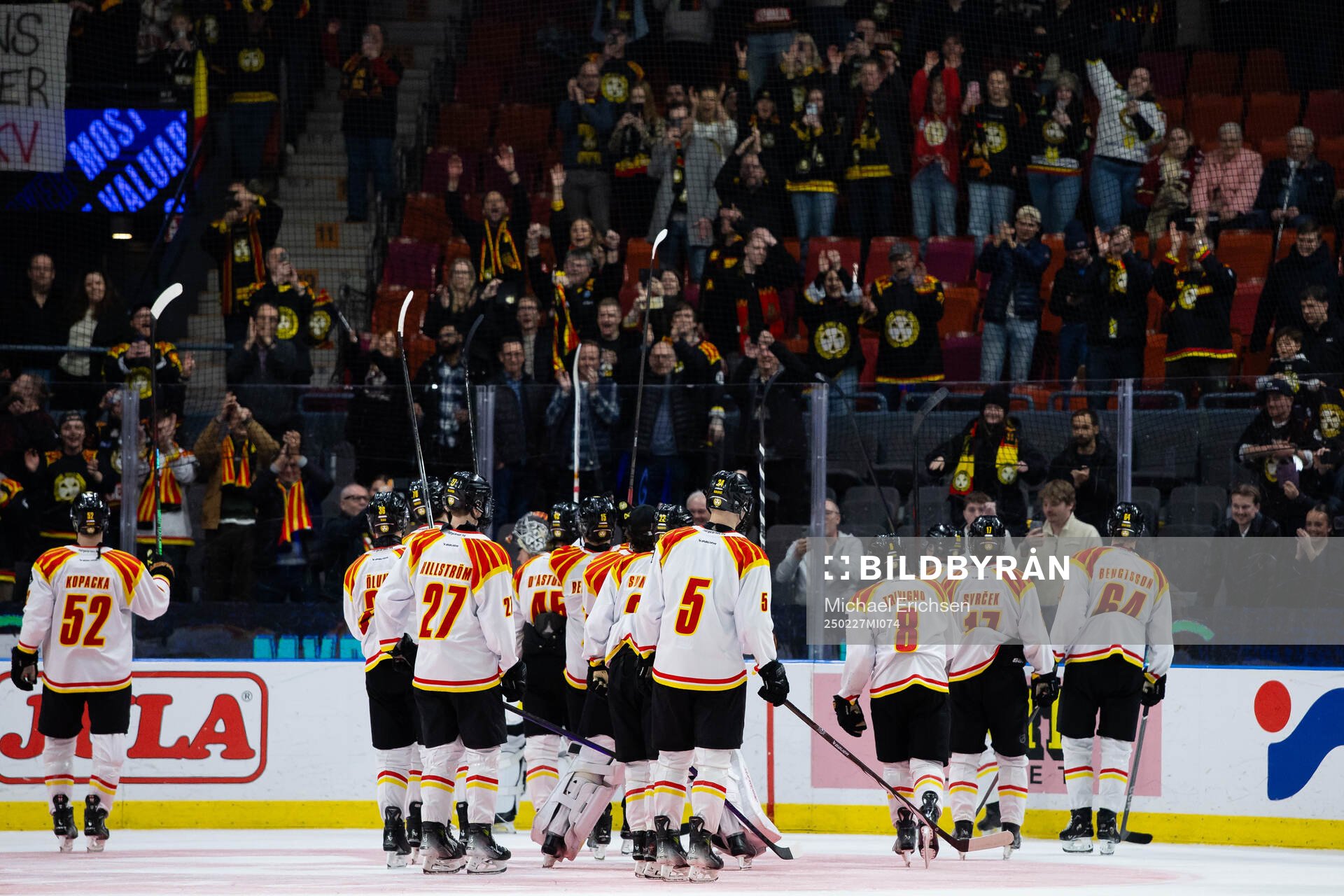 Brynäs spelare jublar och tackar sina supportrar