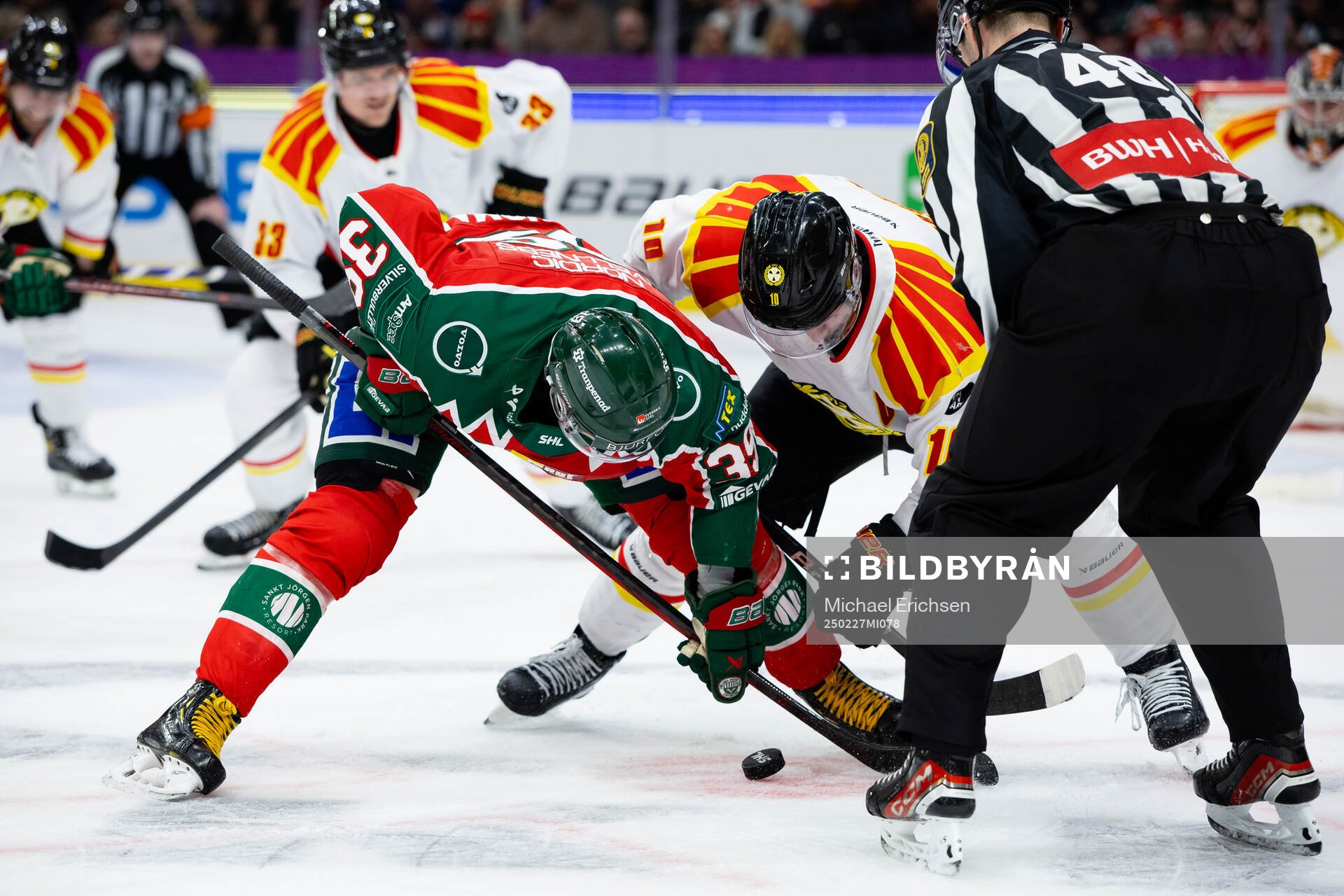 Frölundas Mikael Ruohomaa tekar mot Brynäs Johan Larsson